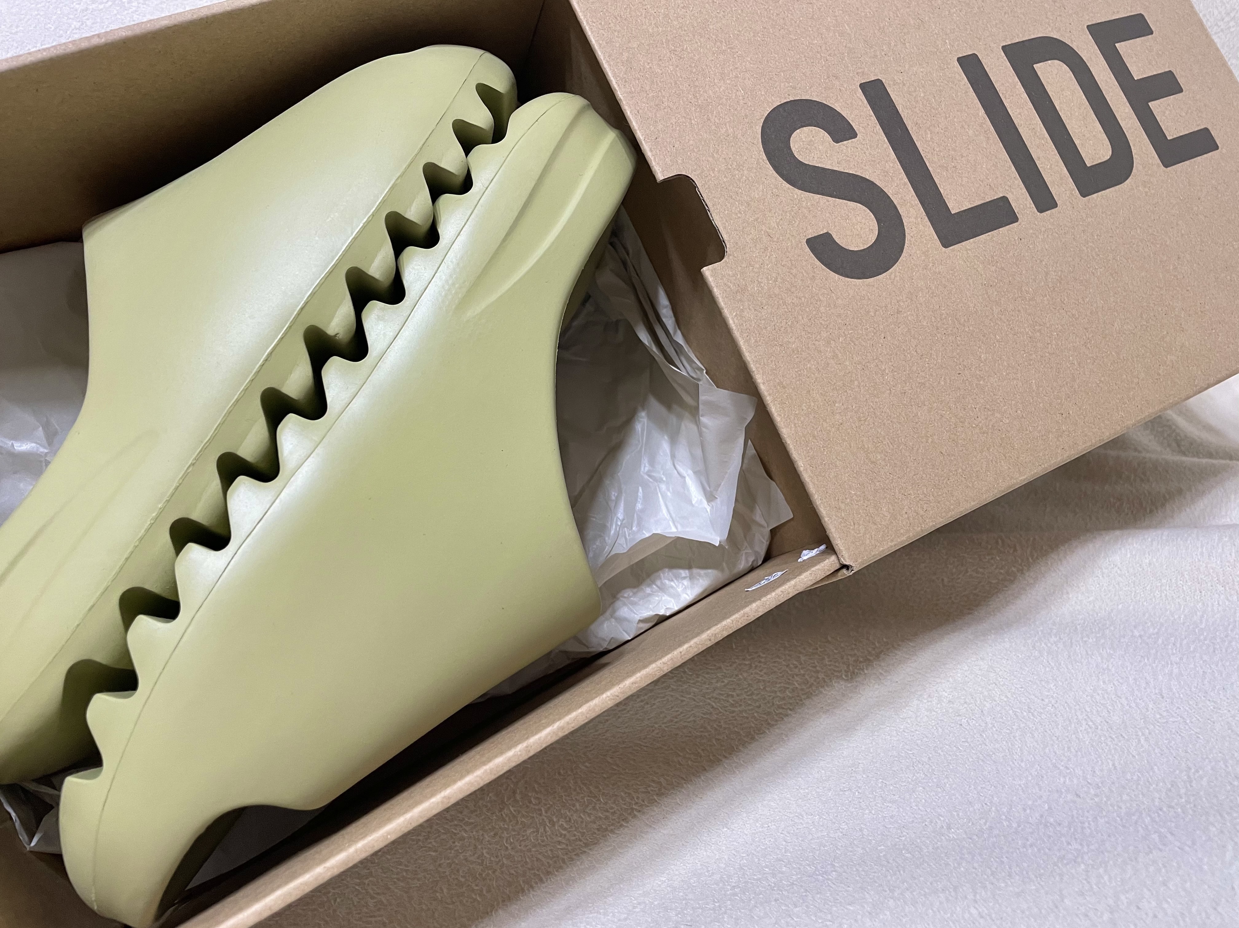 Adidas Yeezy Slide Resin 2021 착용 스타일 - 1