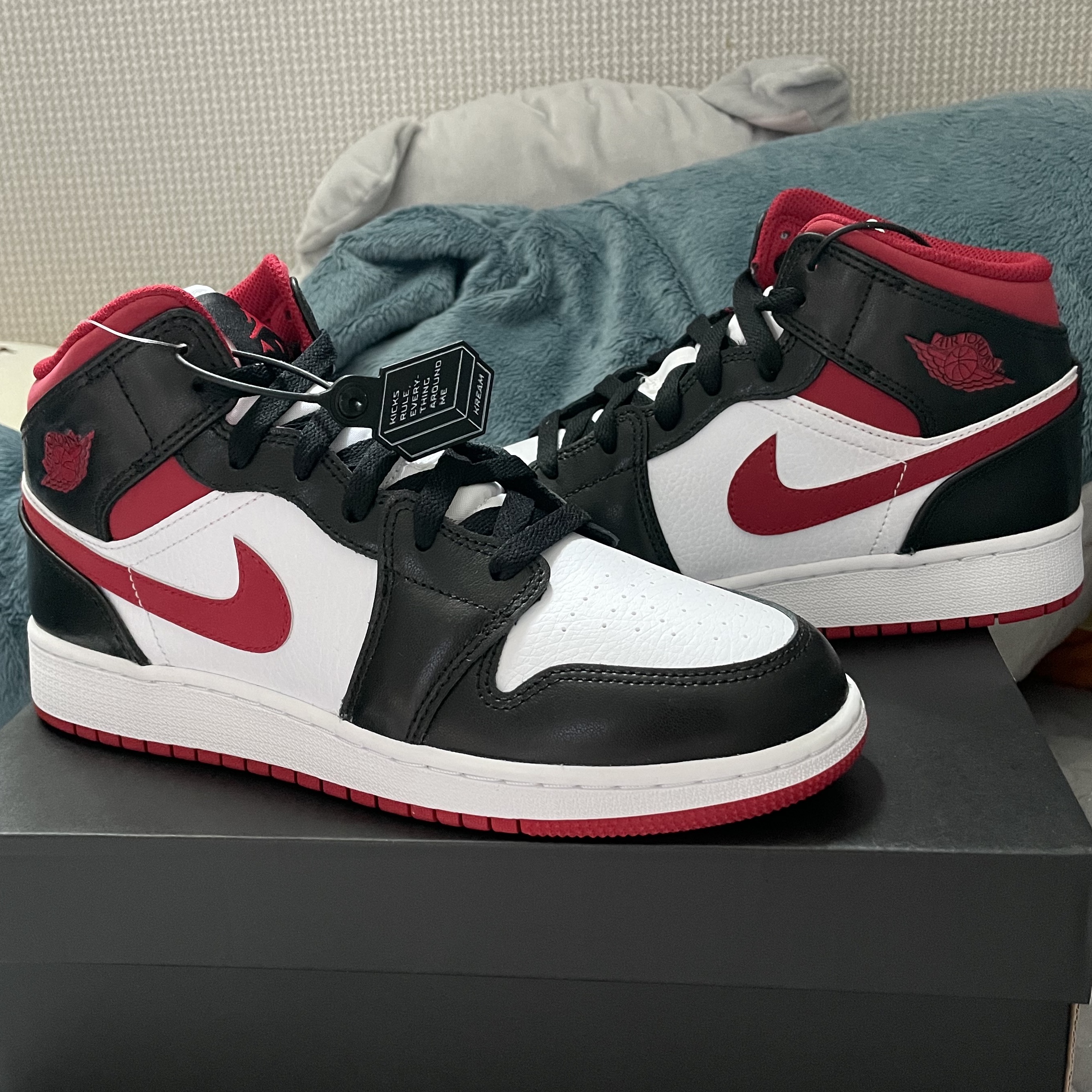 Jordan 1 Mid Gym Red Black White, (GS) Jordan 1 Mid Gym Red Black White 착용 스타일