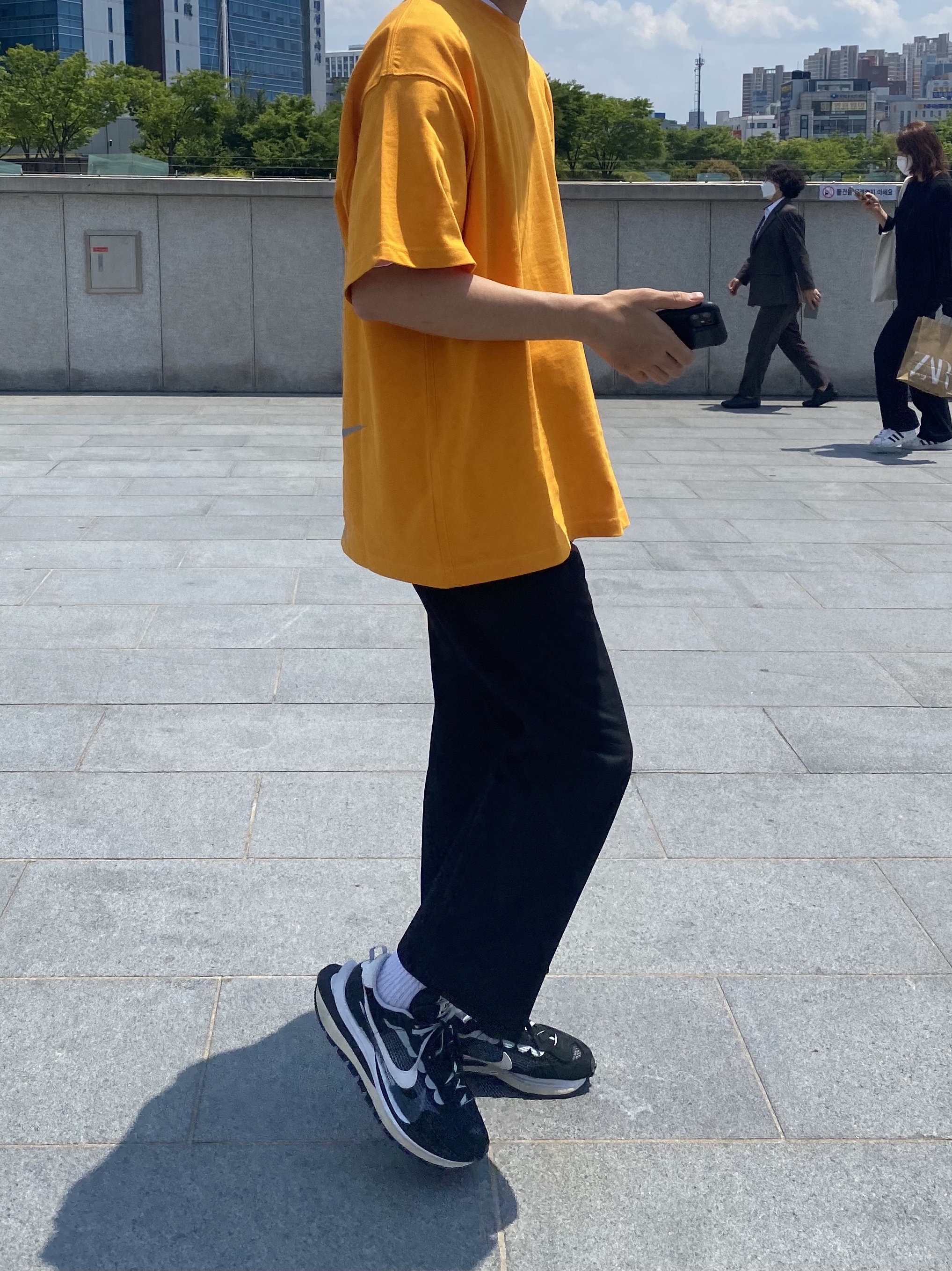 Nike x Kim Jones Oversized T-Shirt Circuit Orange - US/EU, Nike x Sacai VaporWaffle Black White 착용 스타일