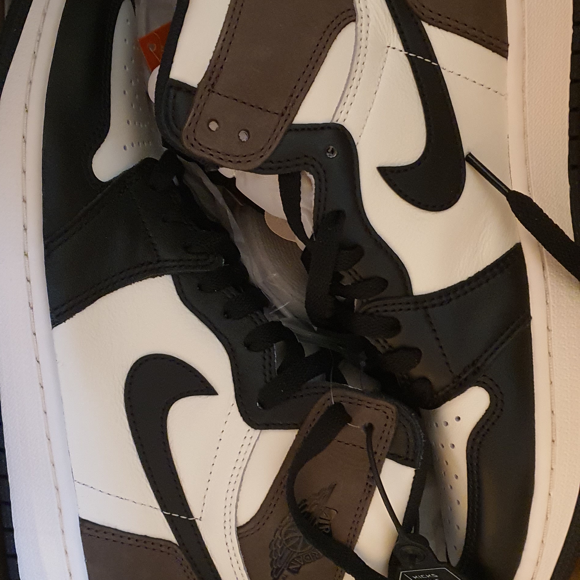 Jordan 1 Retro High OG Black Mocha 착용 스타일 - 3