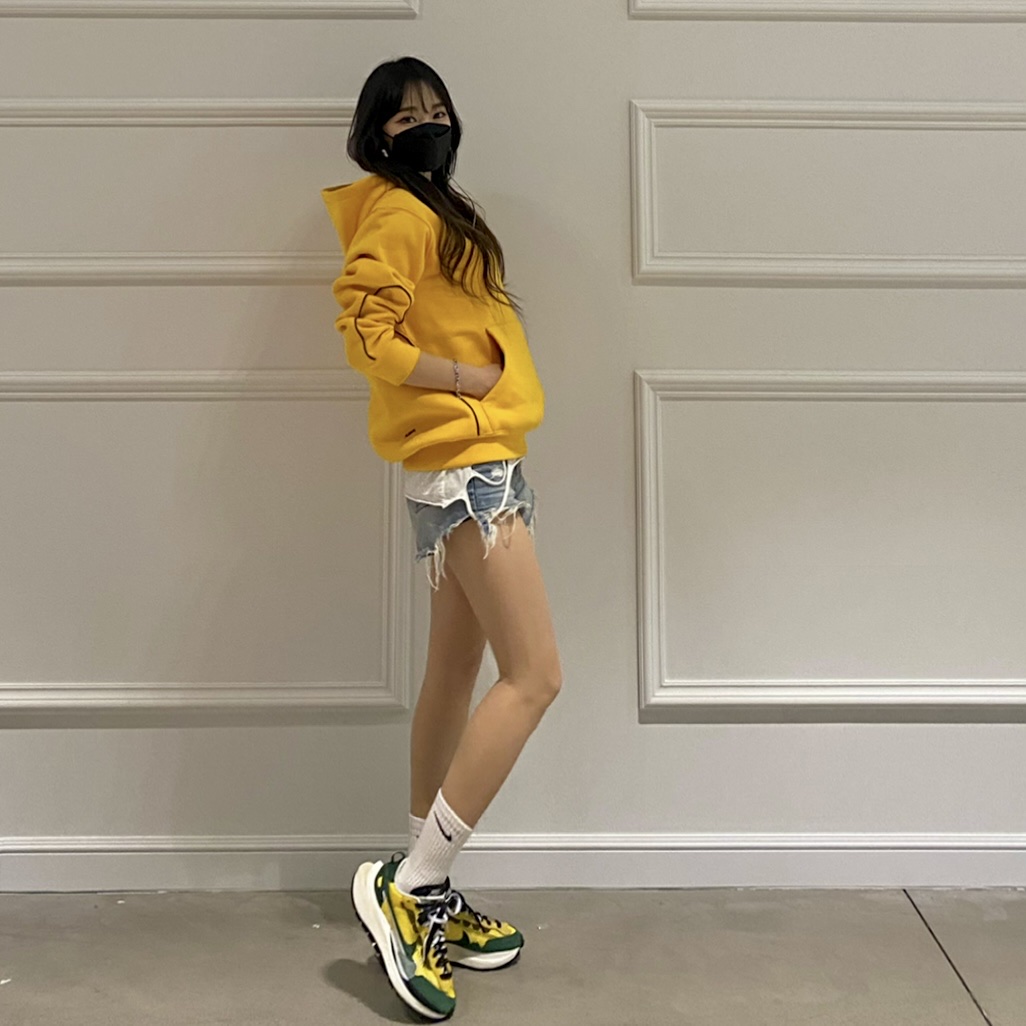 Nike x Sacai VaporWaffle Tour Yellow & Gorge Green Sail, Nike x Drake Nocta Essential Hoodie University Gold - Asia 착용 스타일 - 2