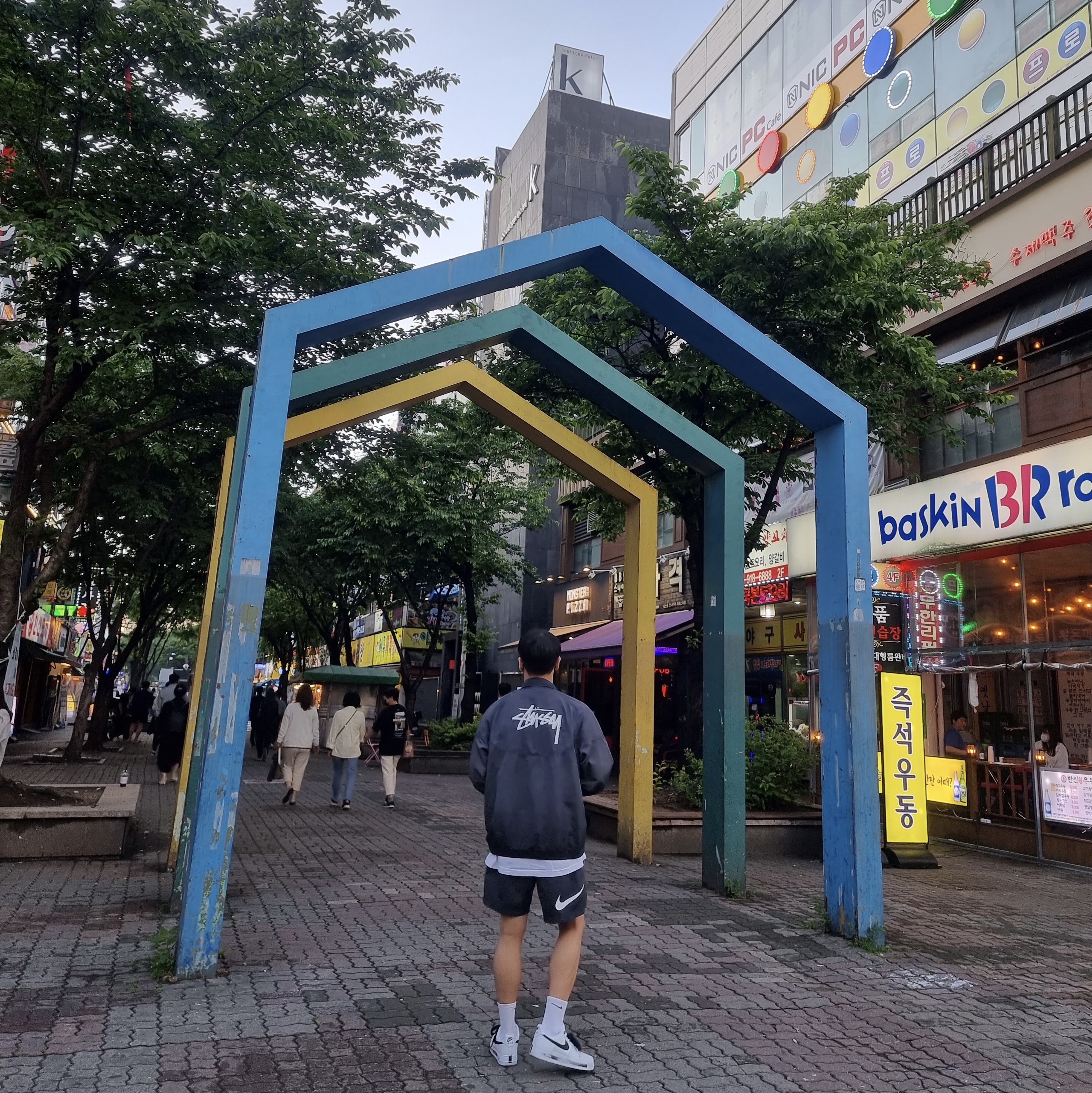 Nike x Stussy Windrunner Jacket Off Noir, Nike x Stussy Water Shorts Off Noir 착용 스타일