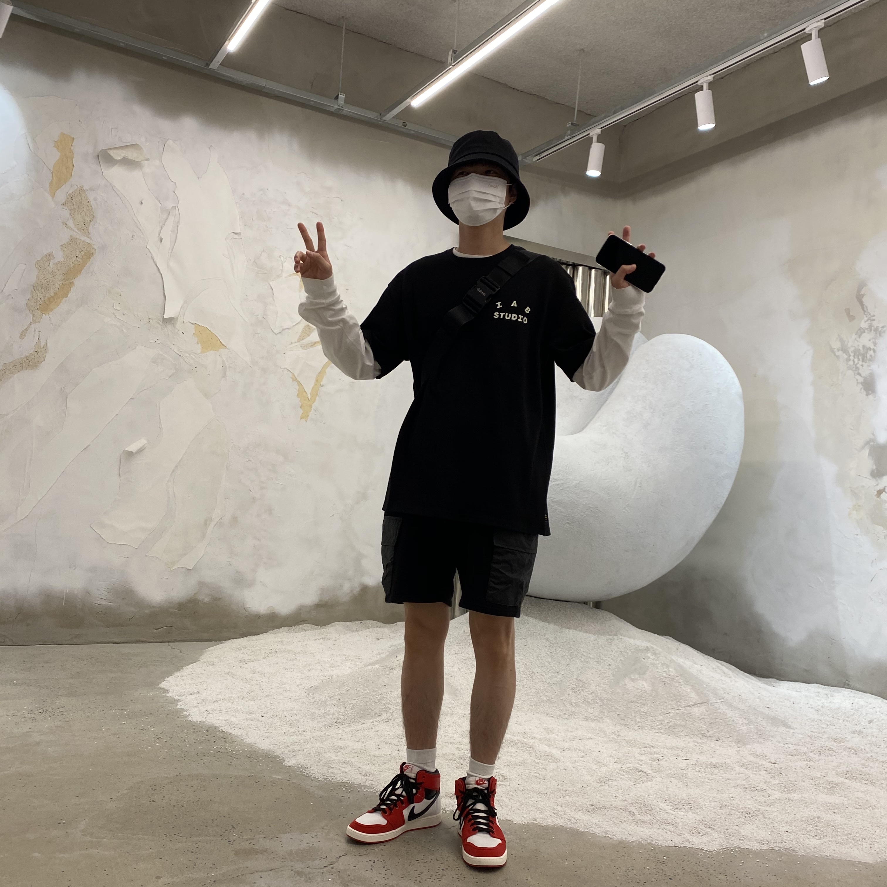 Jordan 1 KO Chicago 2021, IAB Studio Black Glow T-Shirt 착용 스타일