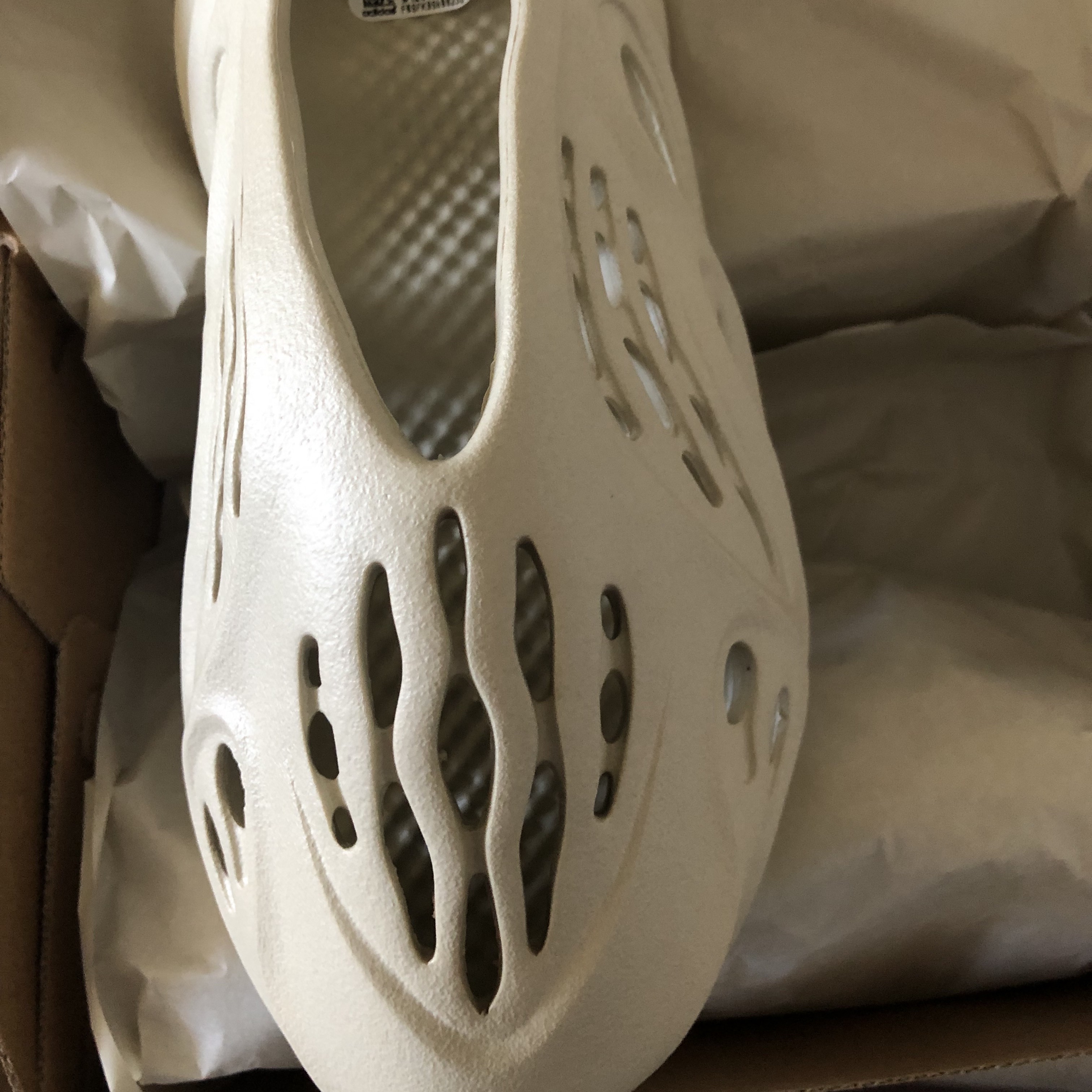 Adidas Yeezy Foam RNNR Sand 착용 스타일 - 2