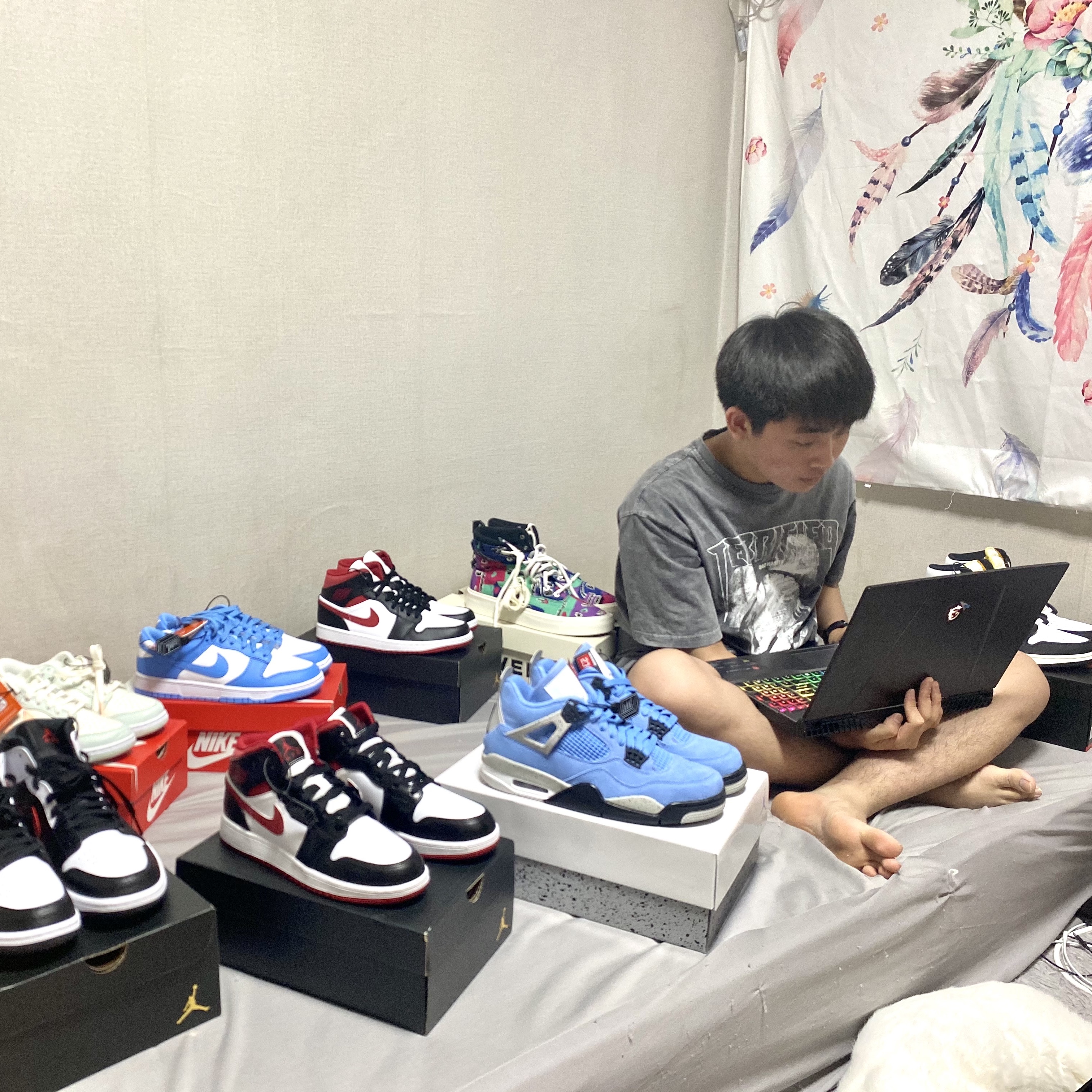 Jordan 1 Mid Gym Red Black White, Converse x Fear of God Essentials Skid Grip Hi 착용 스타일 - 1