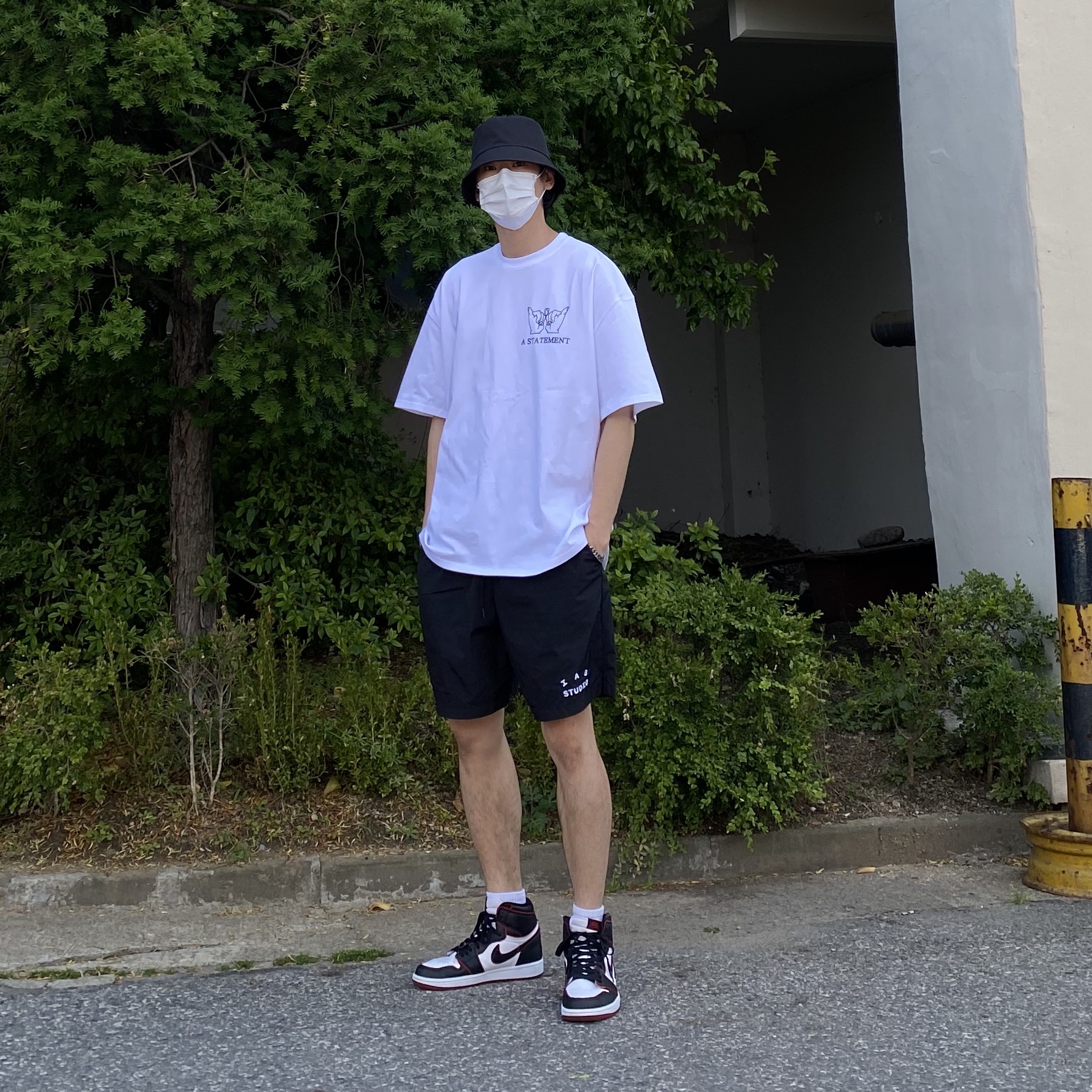 Jordan 1 Retro High OG Bloodline, IAB Studio Woven Shorts Black 착용 스타일