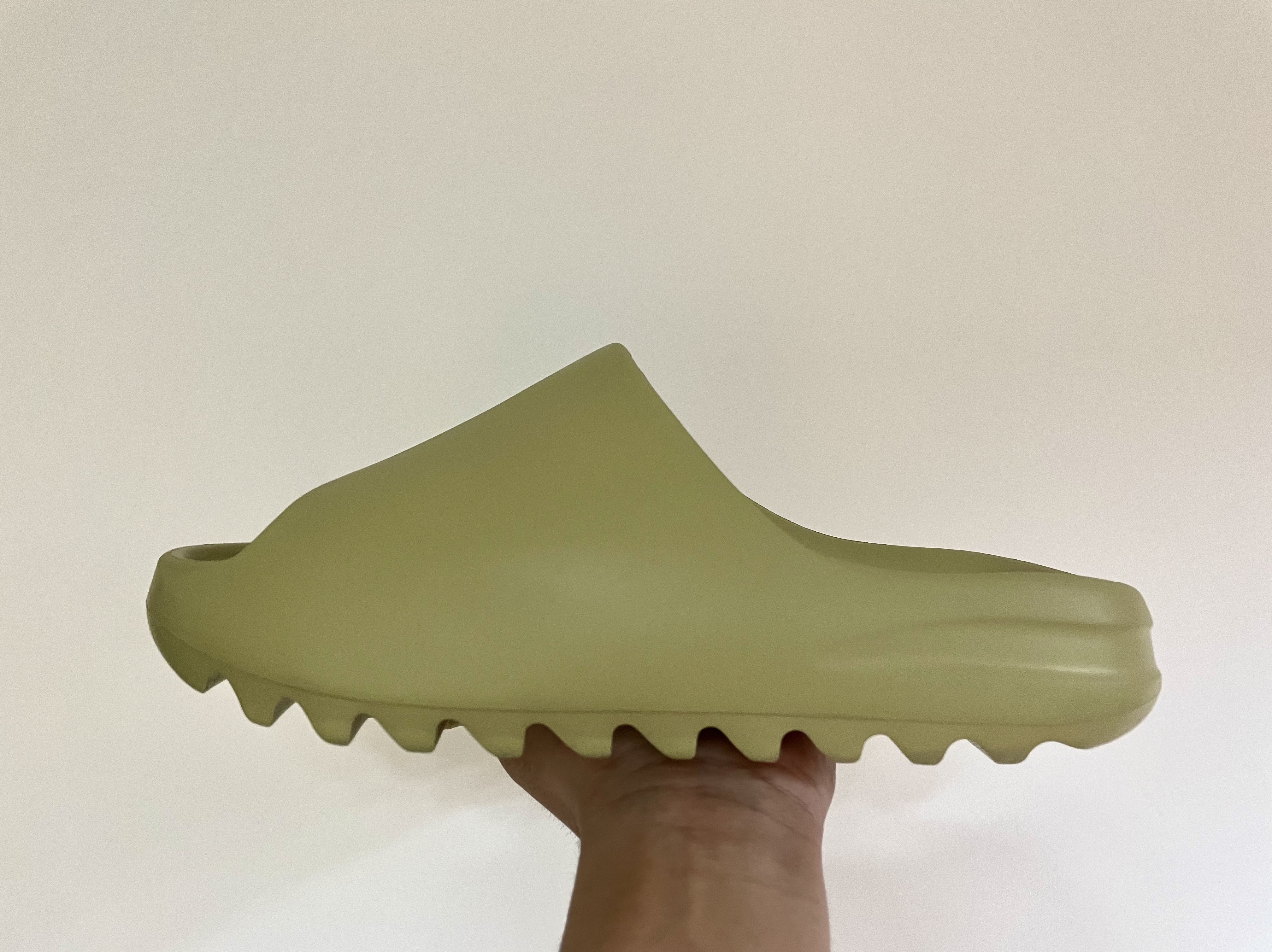 Adidas Yeezy Slide Resin 2021 착용 스타일 - 4