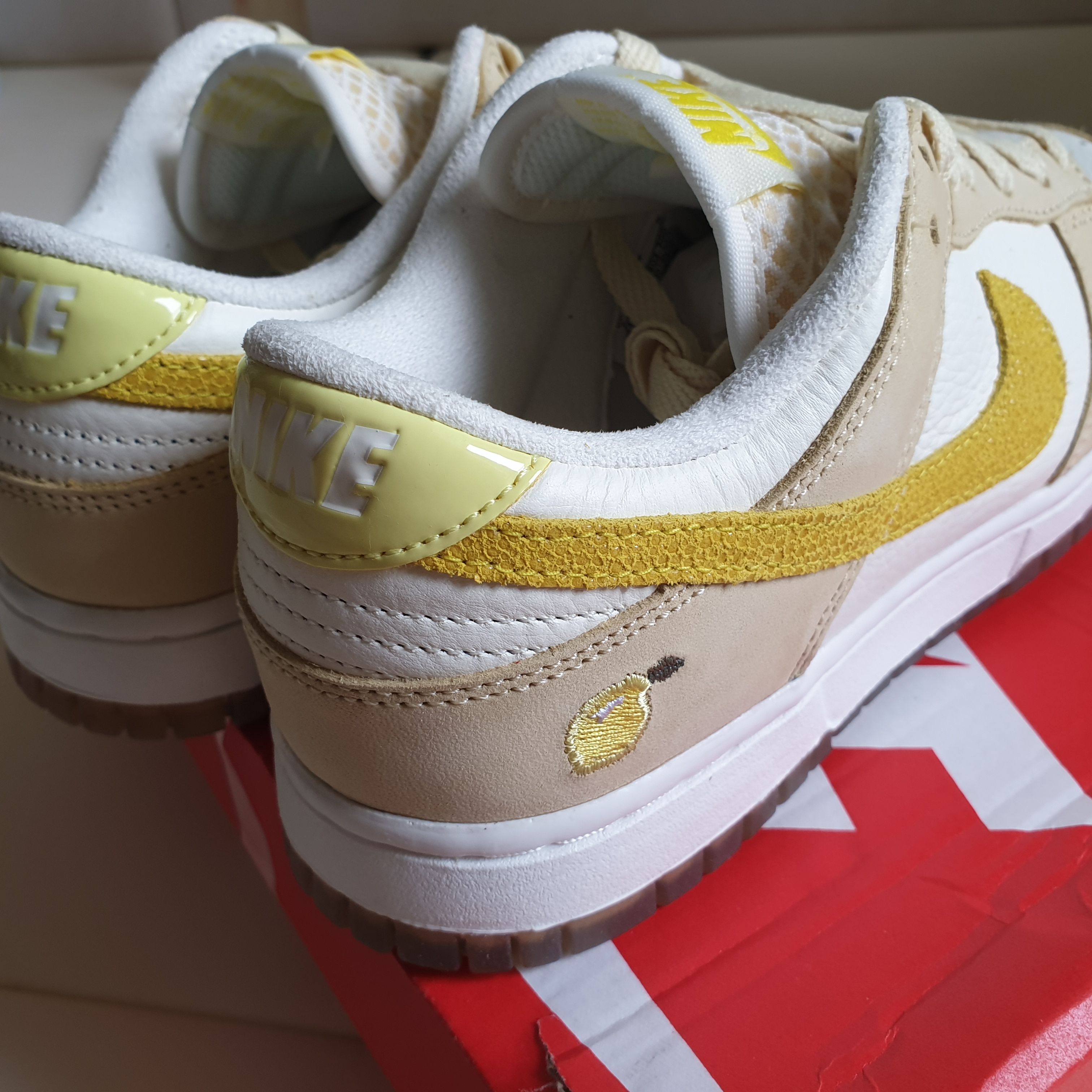 (W) Nike Dunk Low Lemon Drop 착용 스타일 - 2