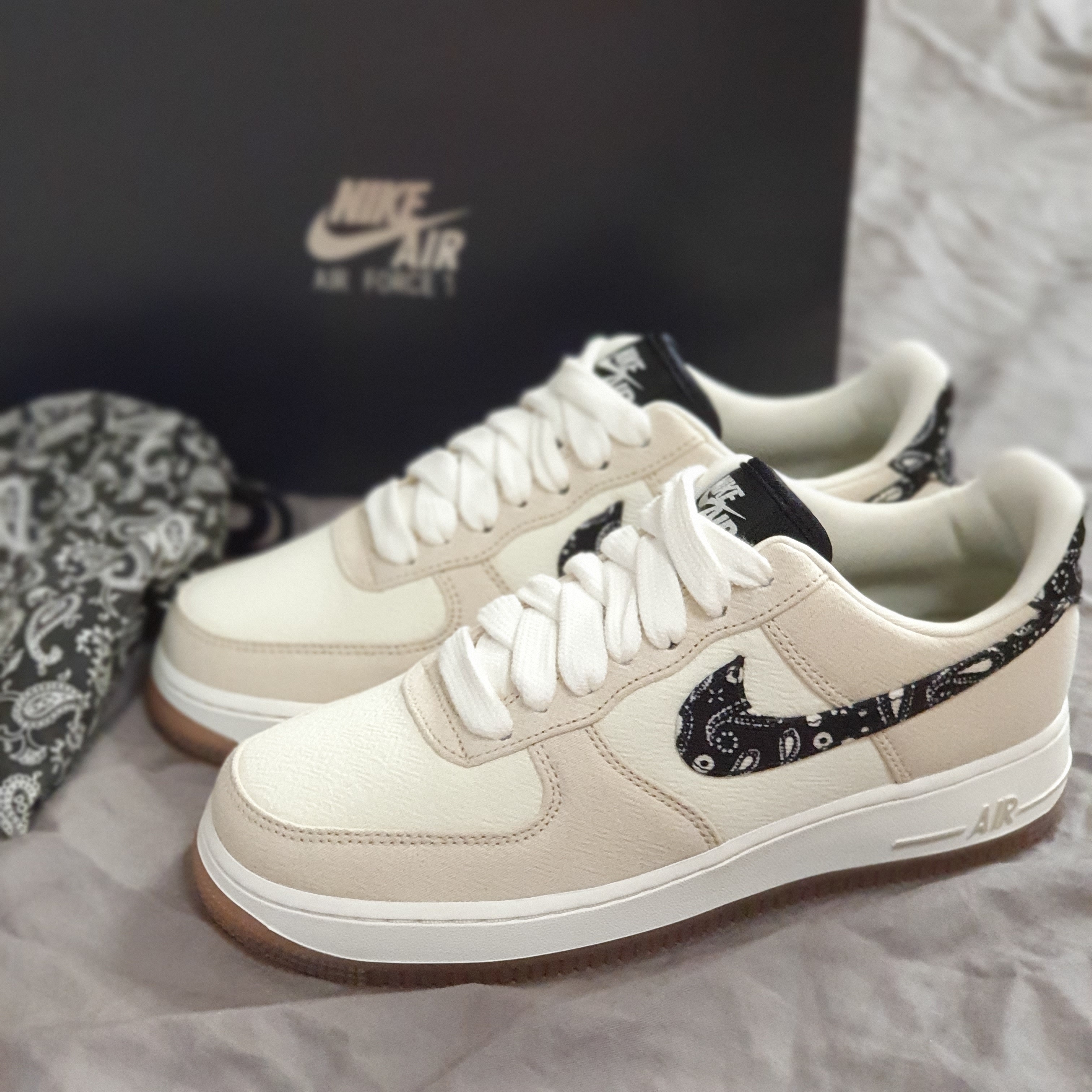 Nike Air Force 1 '07 LV8 Paisley Swoosh 착용 스타일 - 1