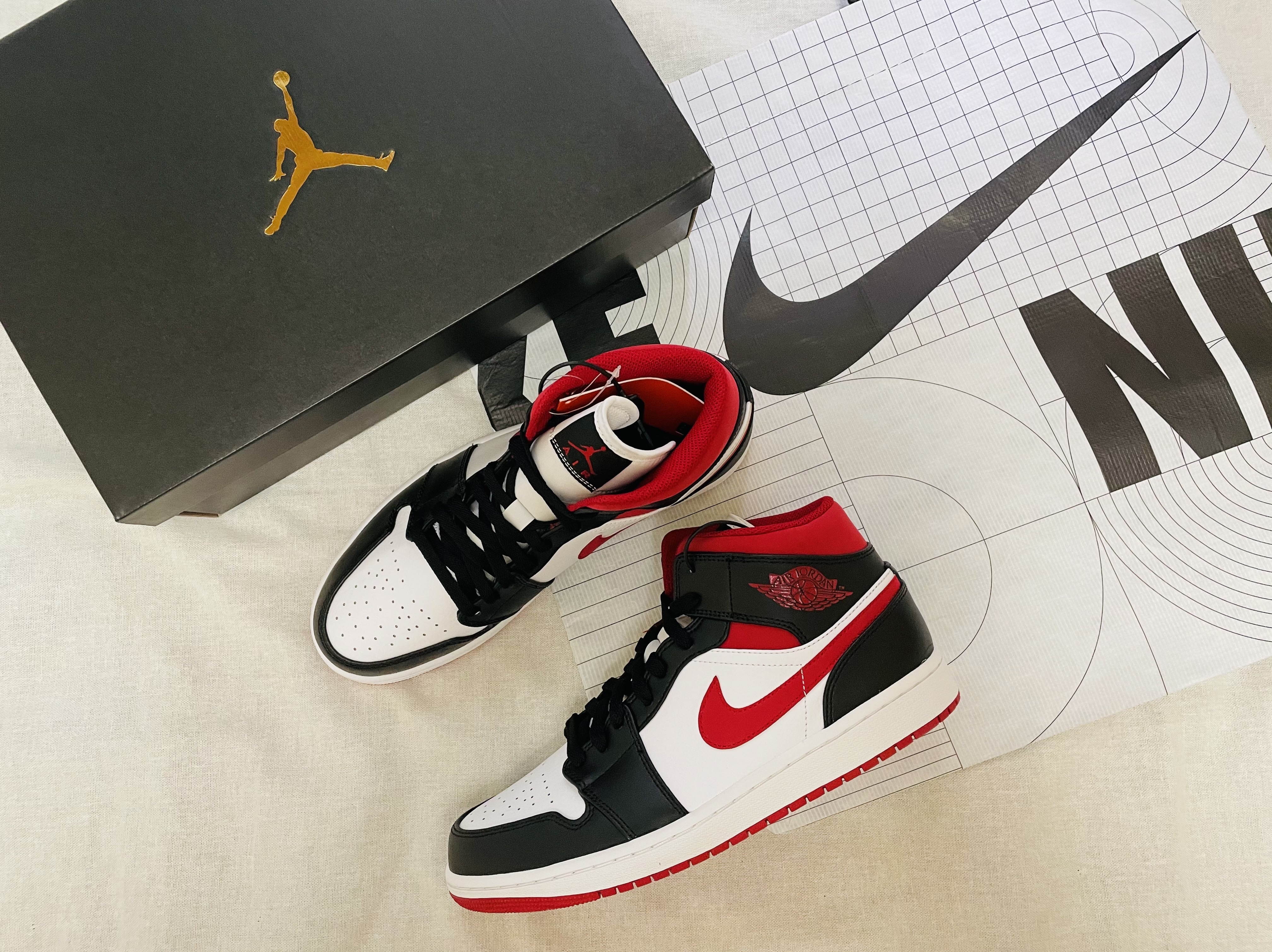 Jordan 1 Mid Gym Red Black White 착용 스타일 - 2