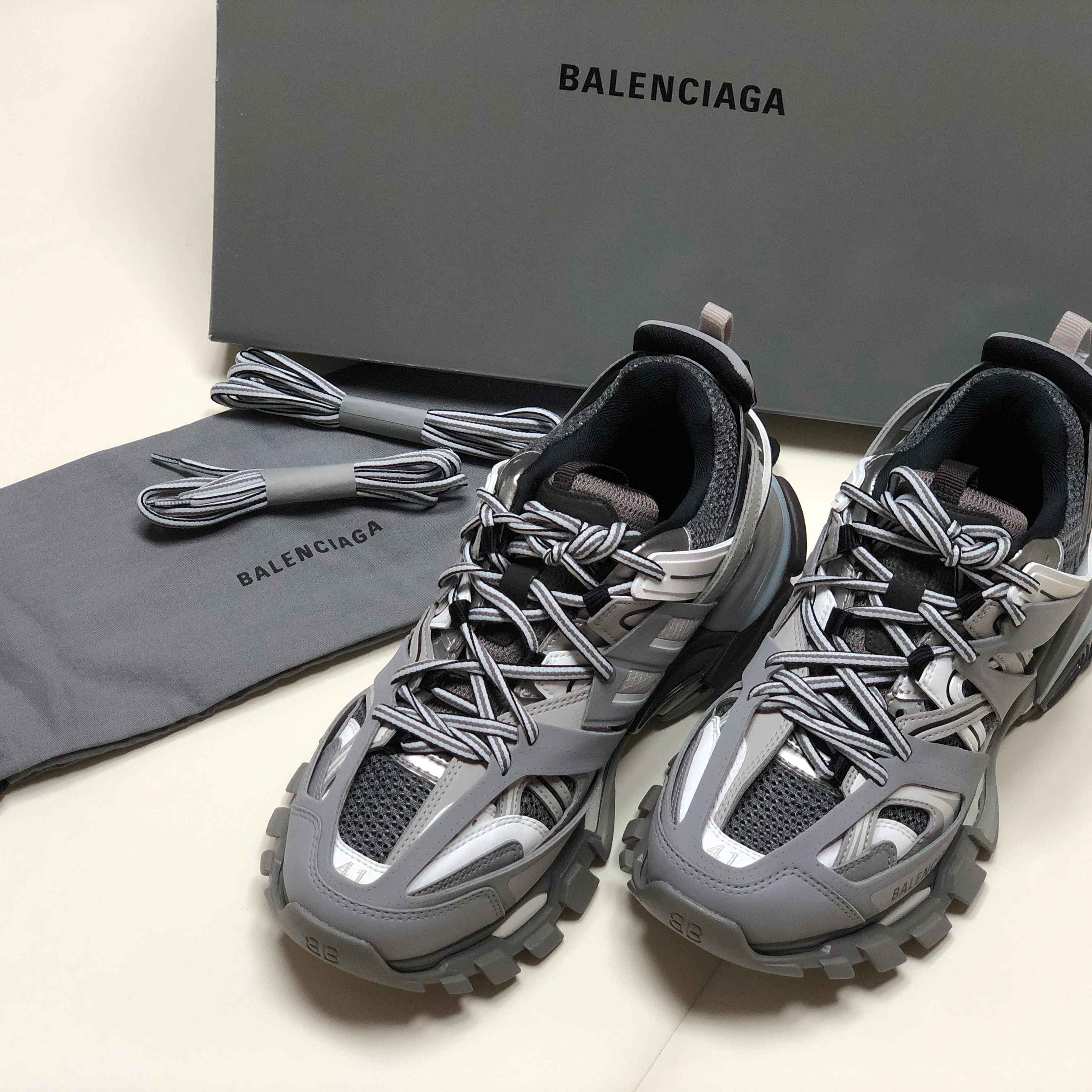Balenciaga Track Sneakers Grey White 2019 착용 스타일 - 2