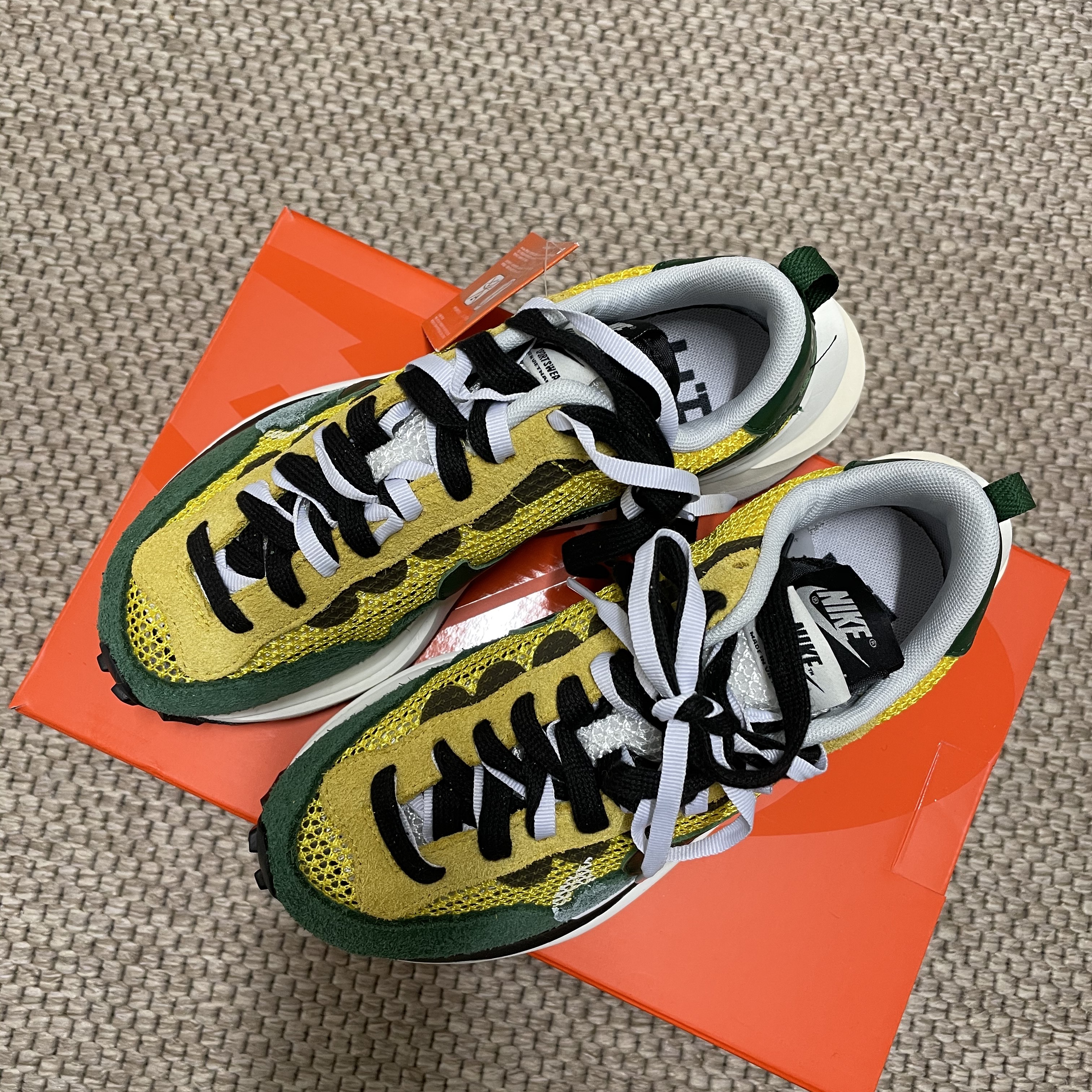 Nike x Sacai VaporWaffle Tour Yellow & Gorge Green Sail 착용 스타일