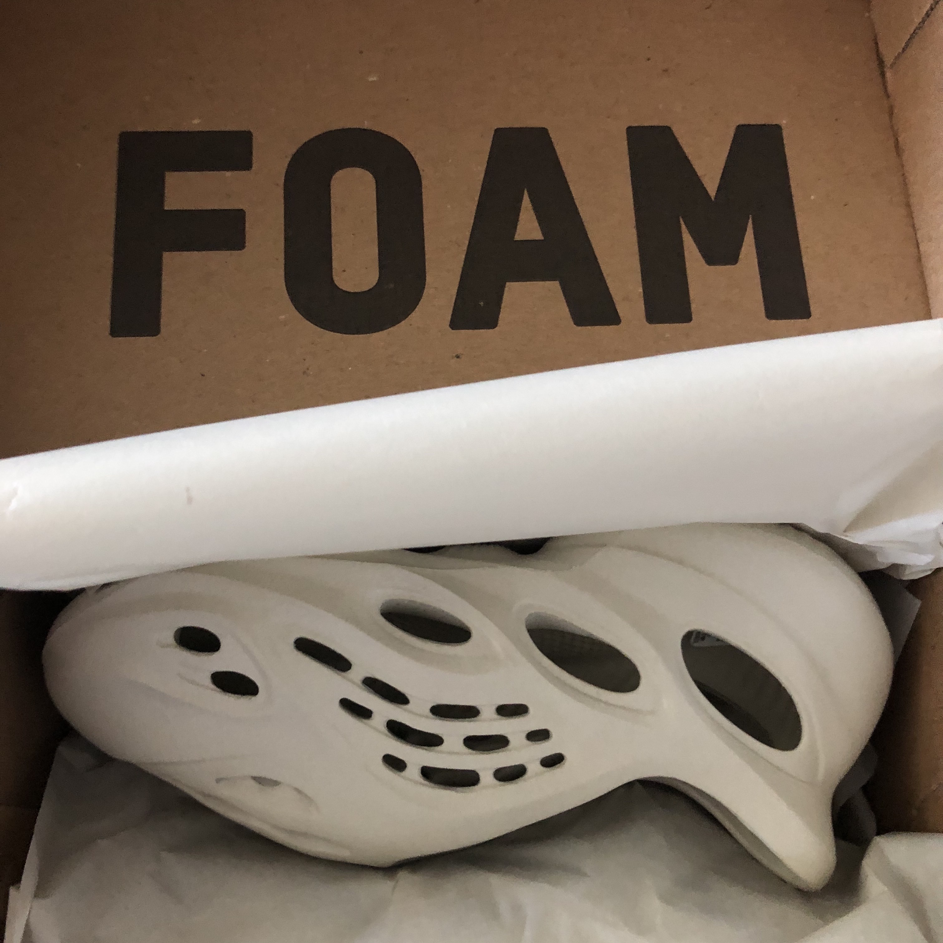 Adidas Yeezy Foam RNNR Sand 착용 스타일 - 1