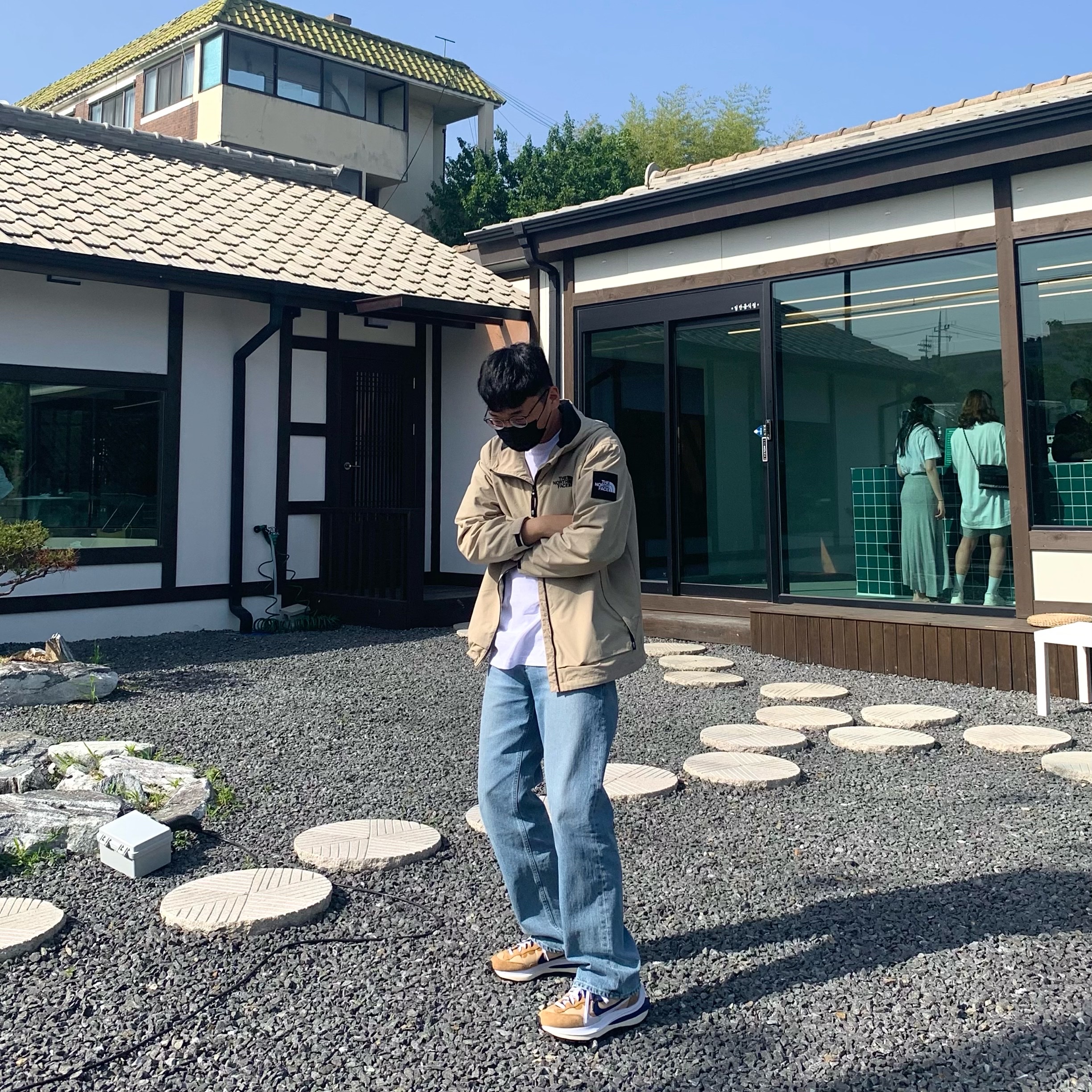 Nike x Sacai VaporWaffle Sesame and Blue Void 착용 스타일