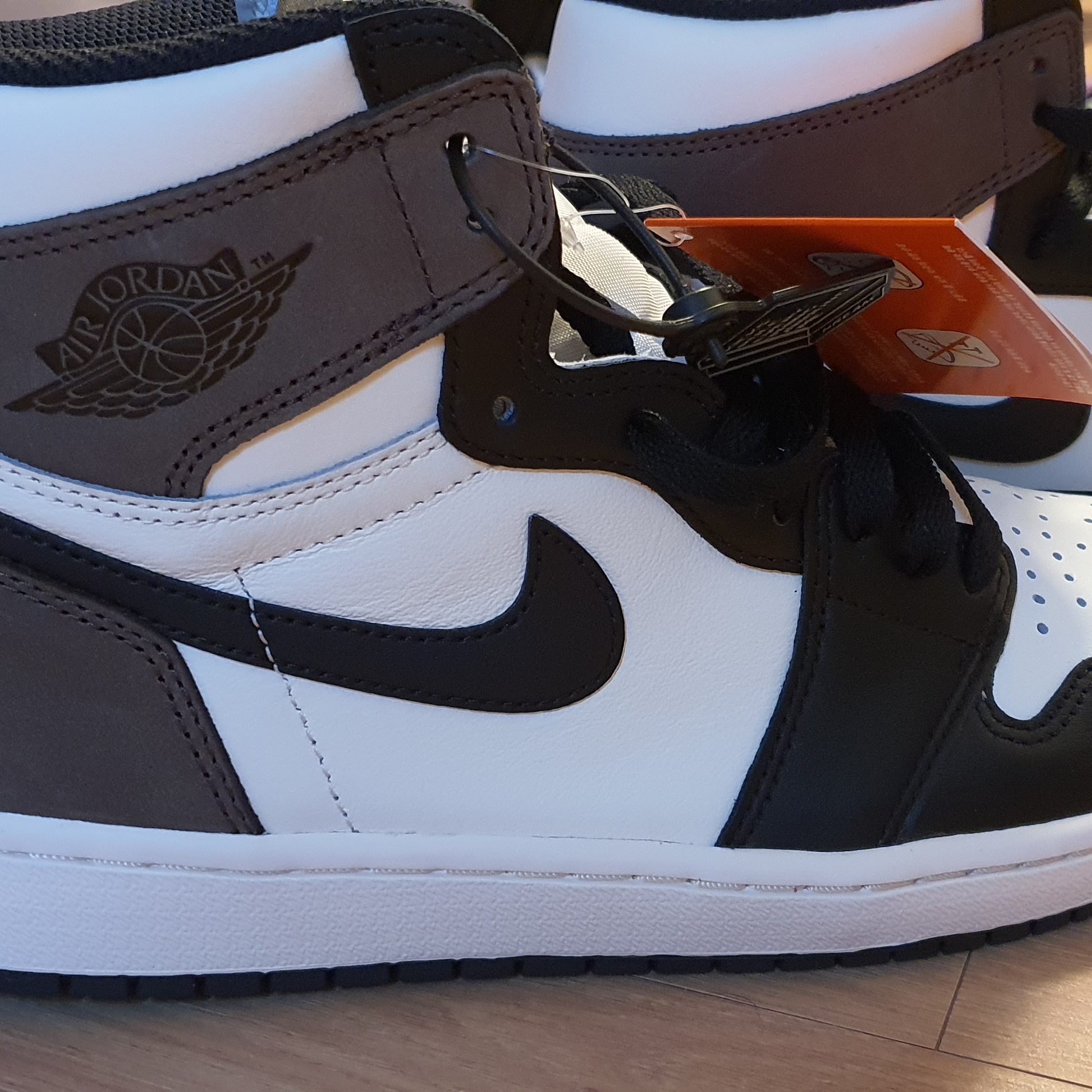 Jordan 1 Retro High OG Black Mocha 착용 스타일 - 2