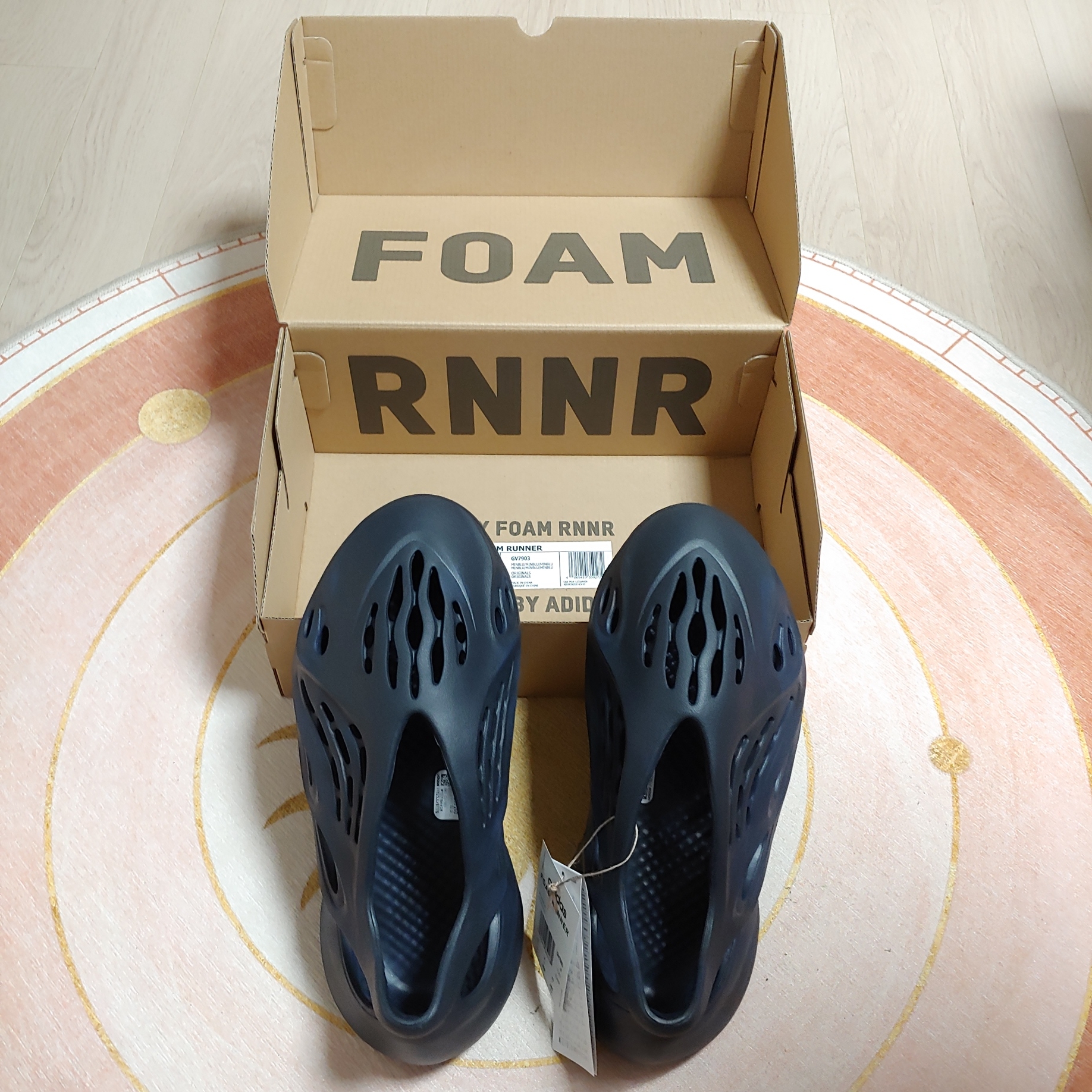 Adidas Yeezy Foam RNNR Mineral Blue 착용 스타일 - 2