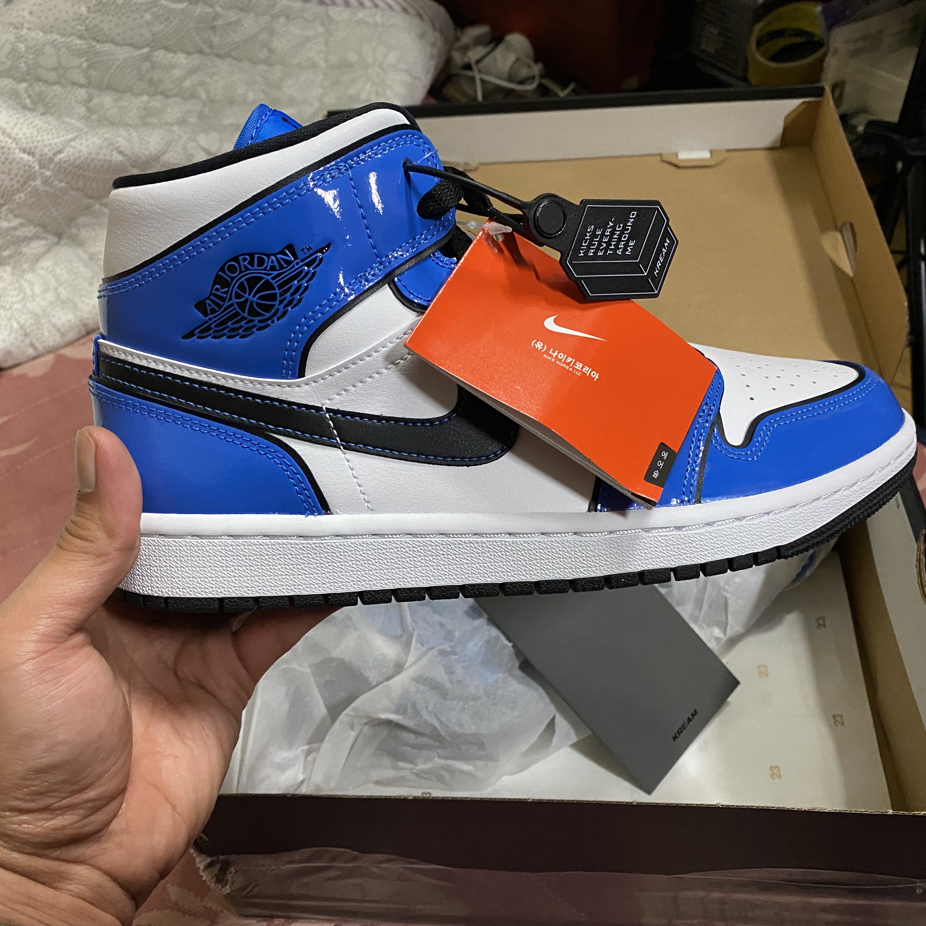 Jordan 1 Mid SE Signal Blue 착용 스타일 - 3