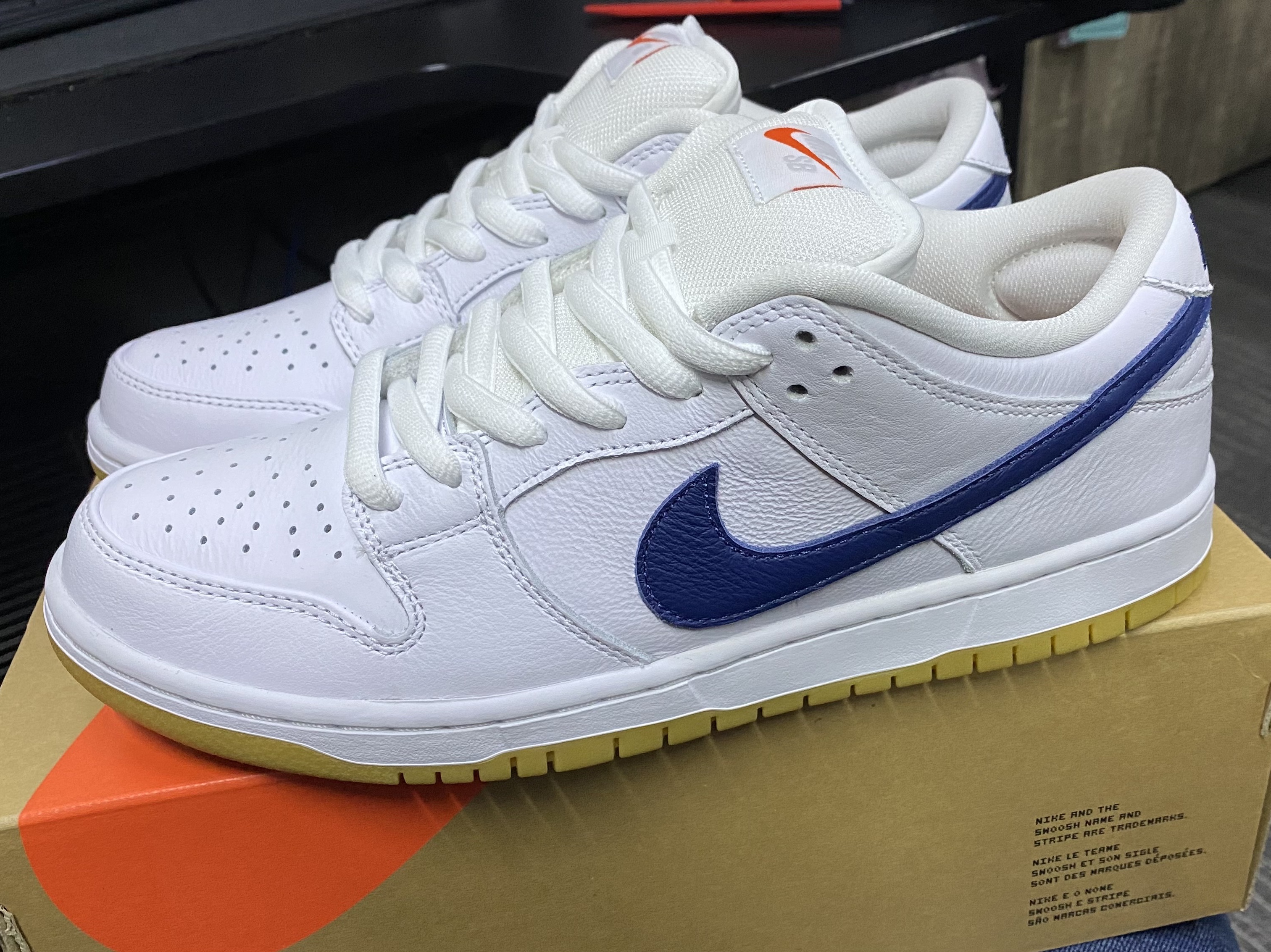 Nike SB Dunk Low Pro ISO Orange Label White Navy 착용 스타일 - 1