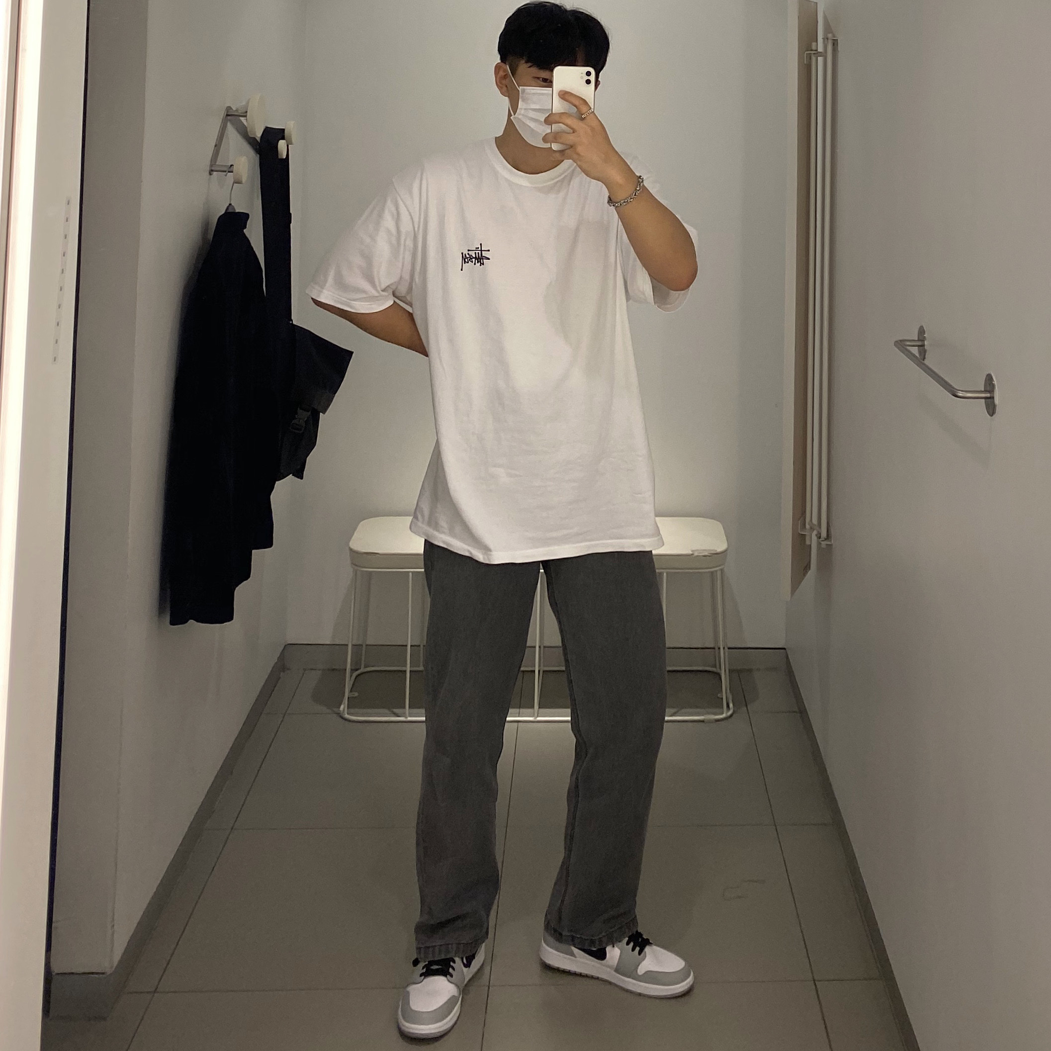 Jordan 1 Mid Light Smoke Grey 착용 스타일