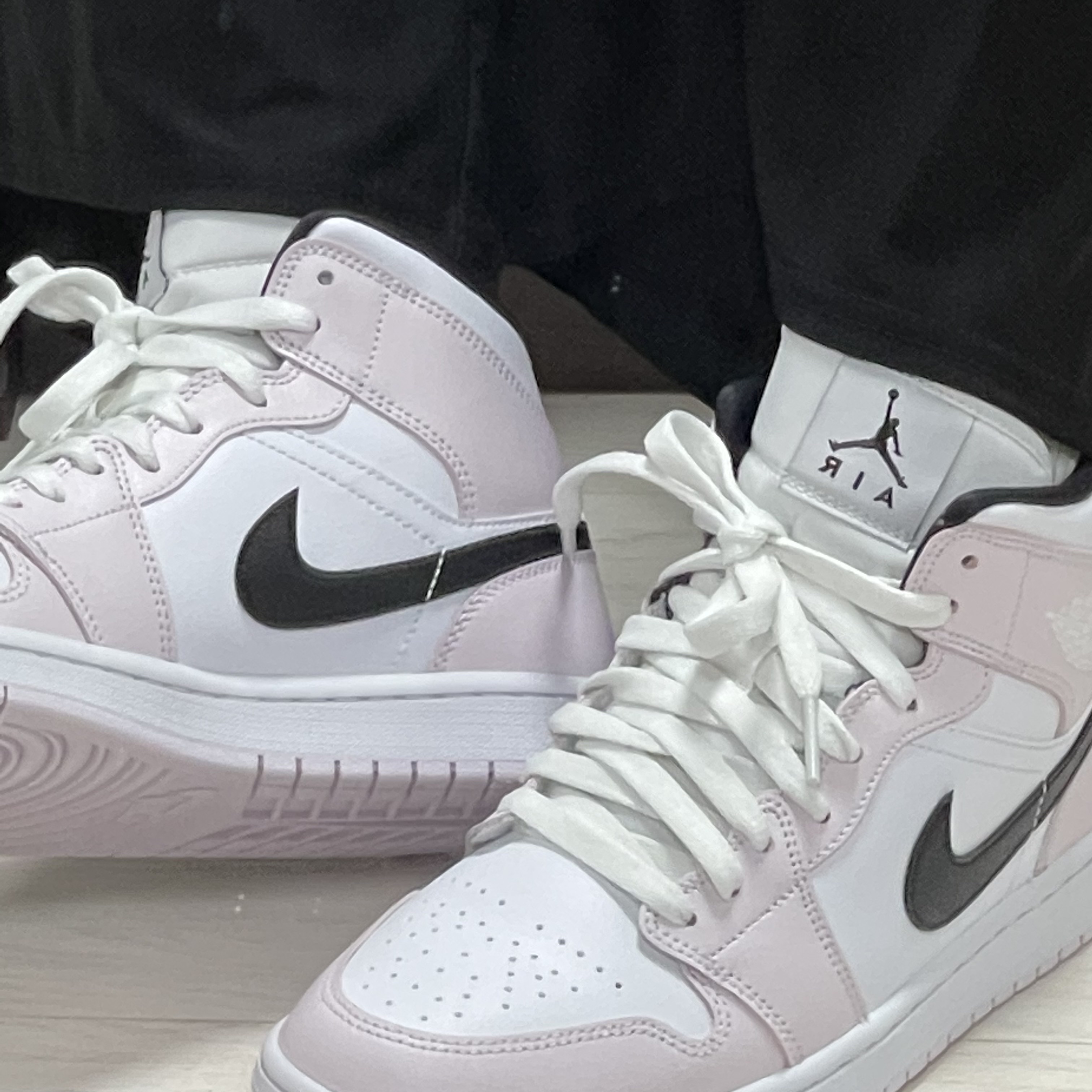 (W) Jordan 1 Mid Barely Rose 착용 스타일 - 2