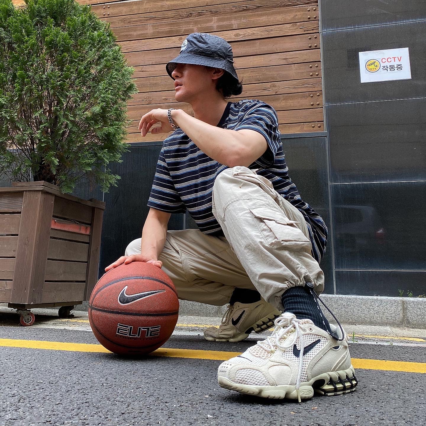 Nike x Stussy Air Zoom Spiridon Cage 2 Fossil, Supreme x The North Face Snakeskin Packable Reversible Crusher Black - 18SS 착용 스타일