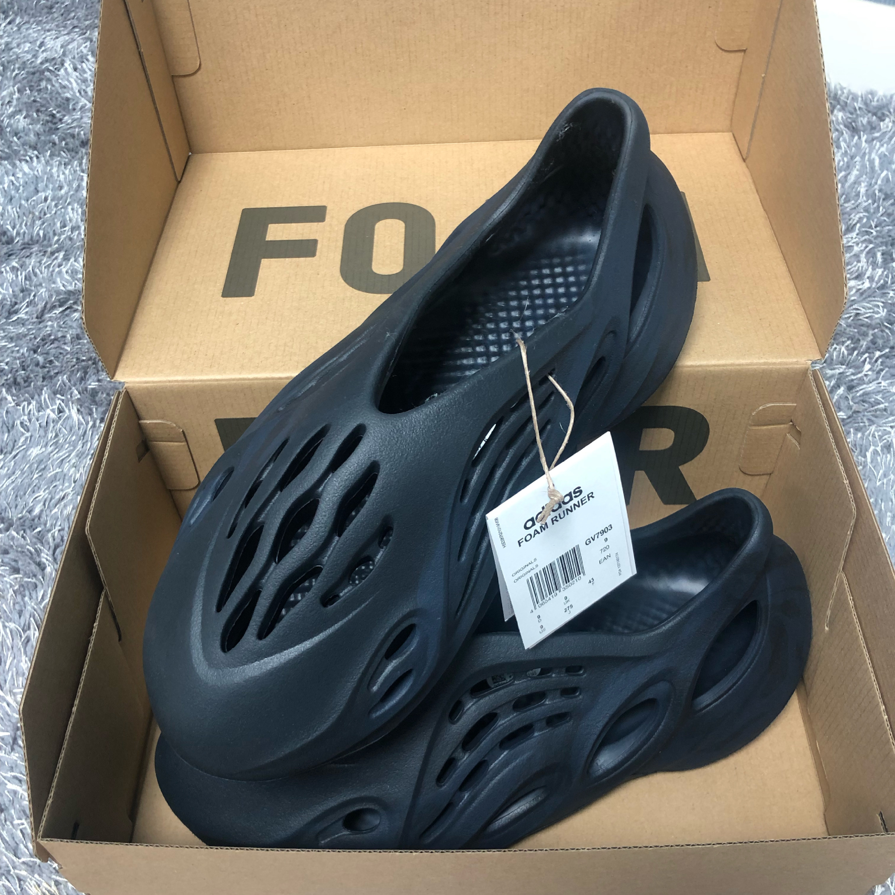 Adidas Yeezy Foam RNNR Mineral Blue 착용 스타일