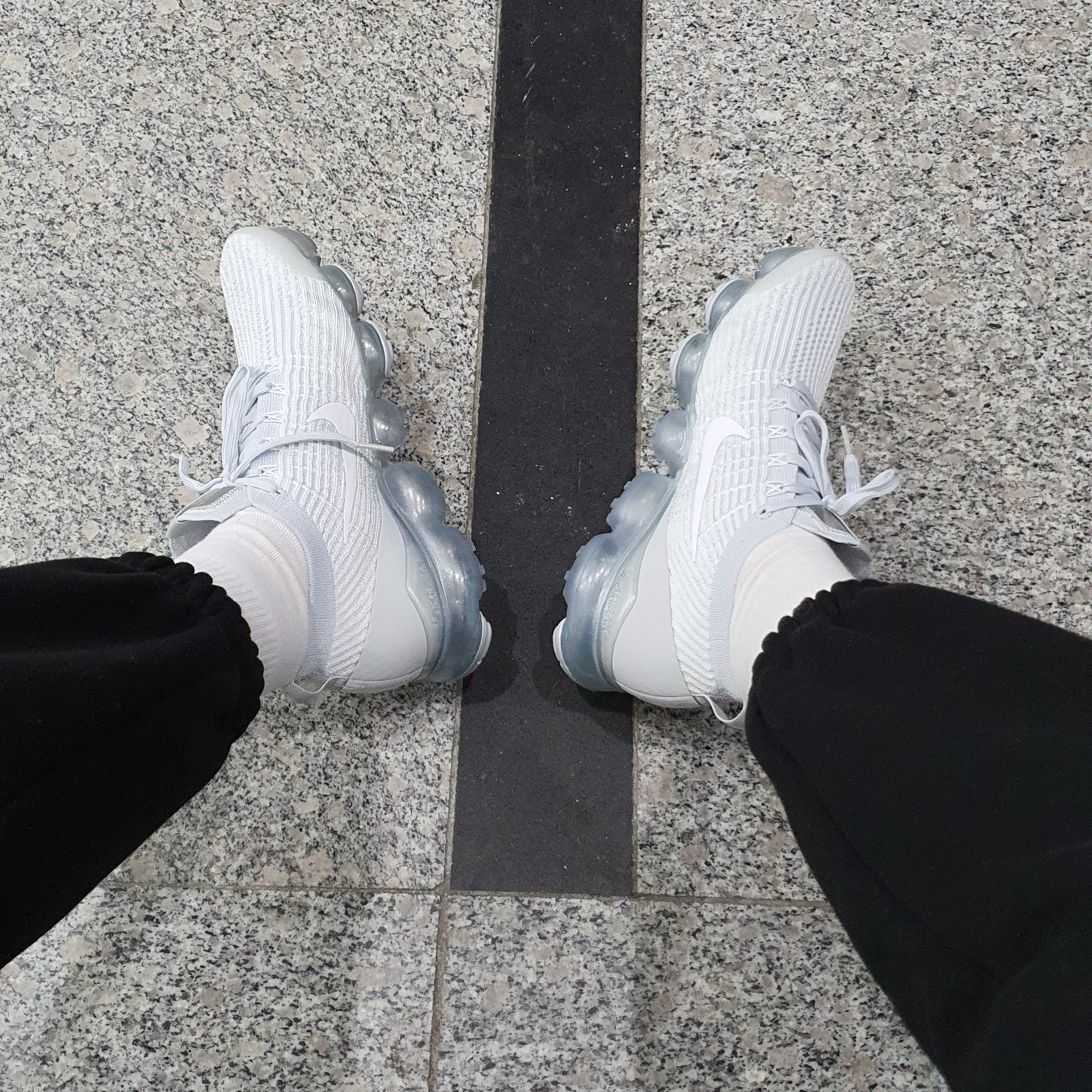 Nike Air VaporMax Flyknit 3 White Pure Platinum 착용 스타일