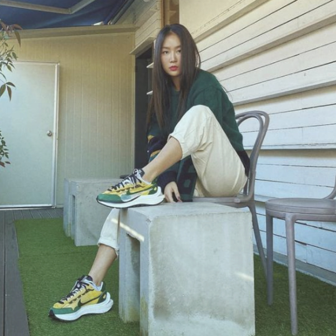 Nike x Sacai VaporWaffle Tour Yellow & Gorge Green Sail 착용 스타일 - 3
