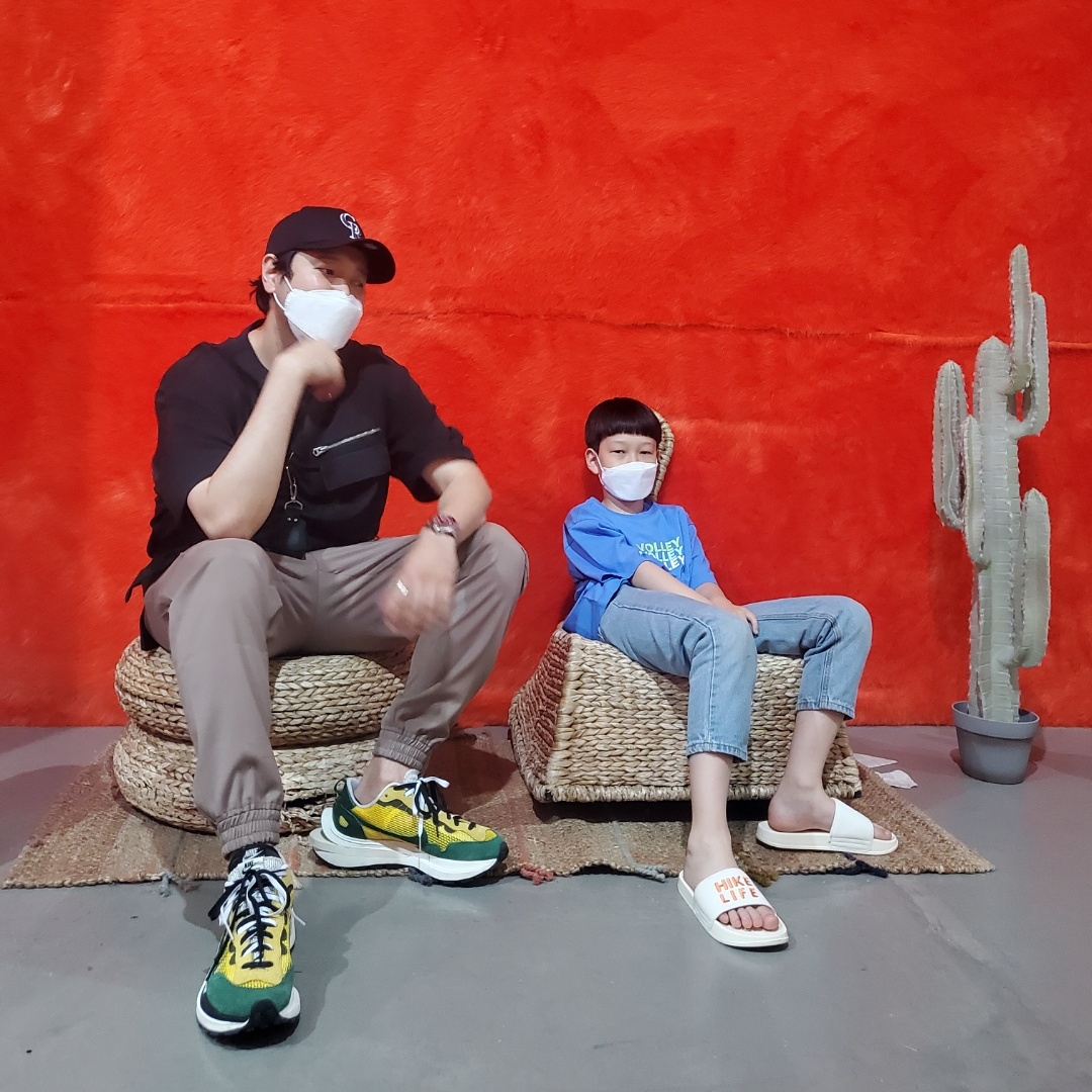 Nike x Sacai VaporWaffle Tour Yellow & Gorge Green Sail 착용 스타일 - 3