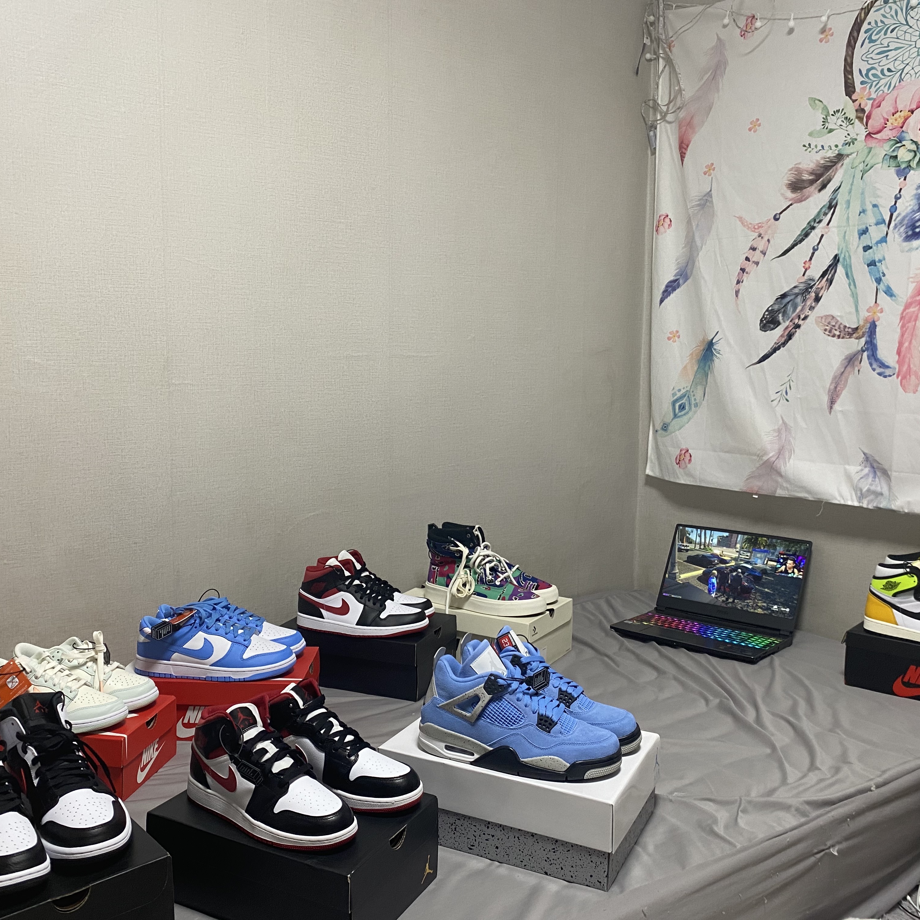 Jordan 1 Mid Gym Red Black White, Converse x Fear of God Essentials Skid Grip Hi 착용 스타일 - 2