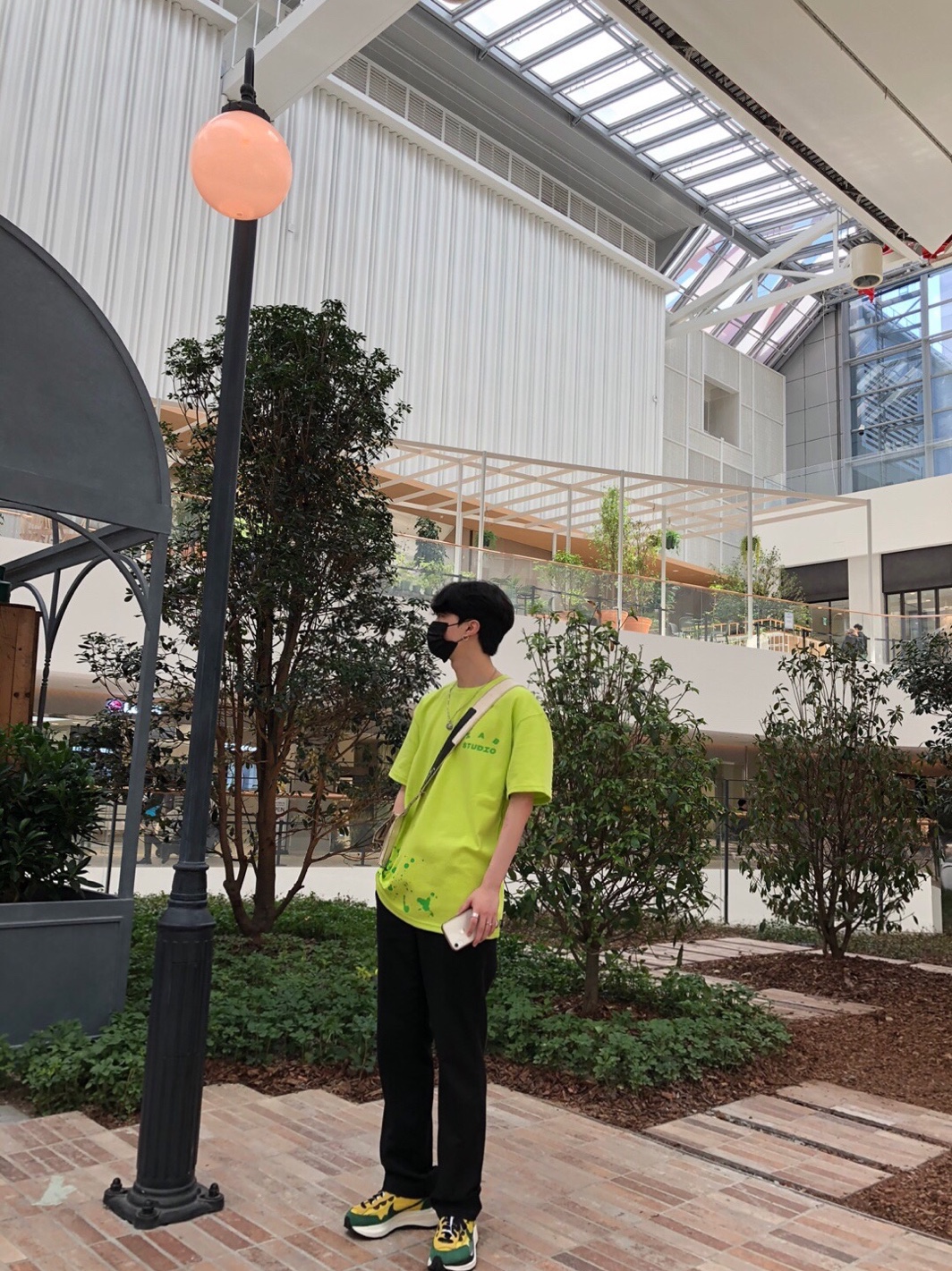 Nike x Sacai VaporWaffle Tour Yellow & Gorge Green Sail, IAB Studio Splashed T-Shirt Lime 착용 스타일