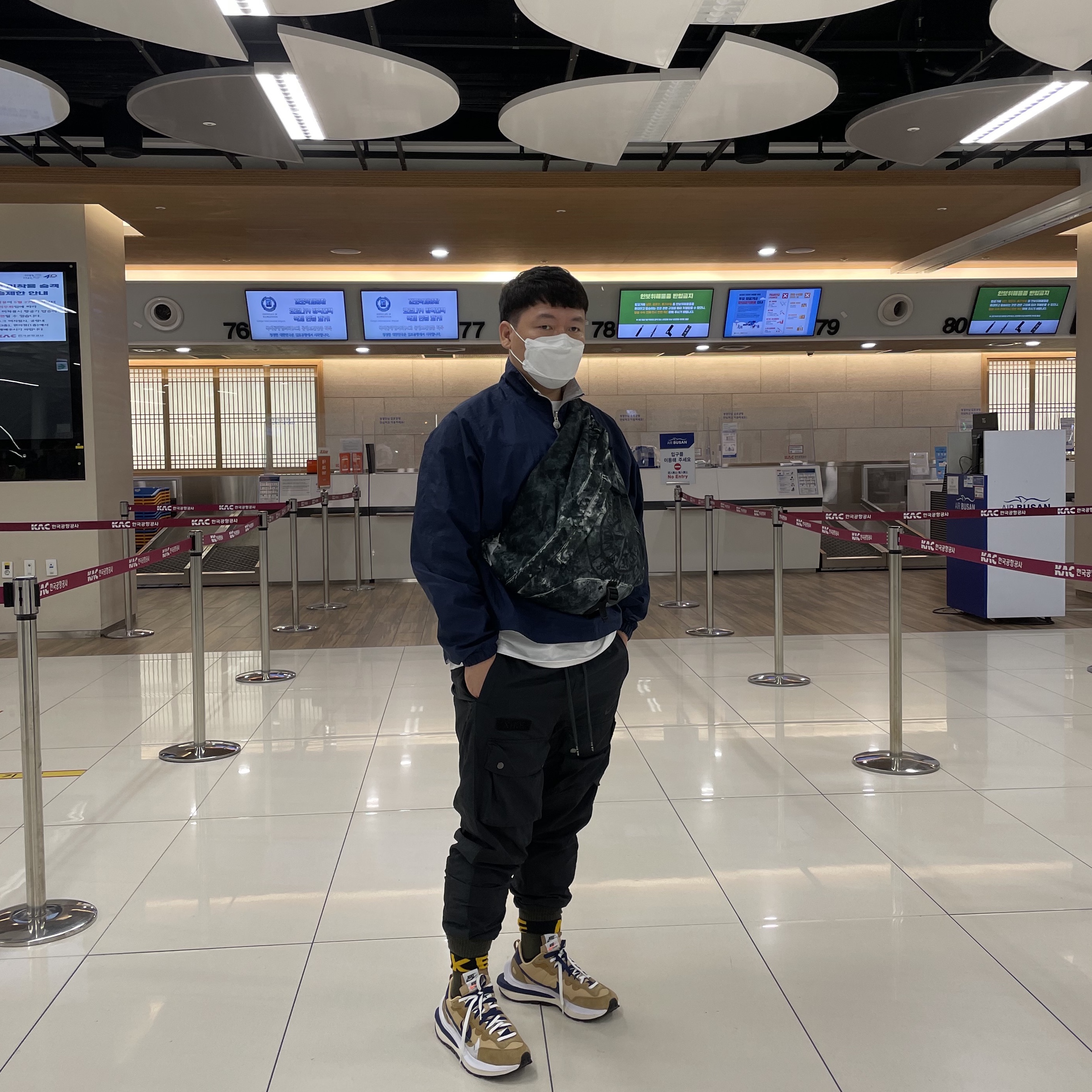 Nike x Kim Jones Reversible Wind Breaker Navy - US/EU, Supreme x Stone Island Painted Camo Nylon Shoulder Bag Black - 20FW 착용 스타일