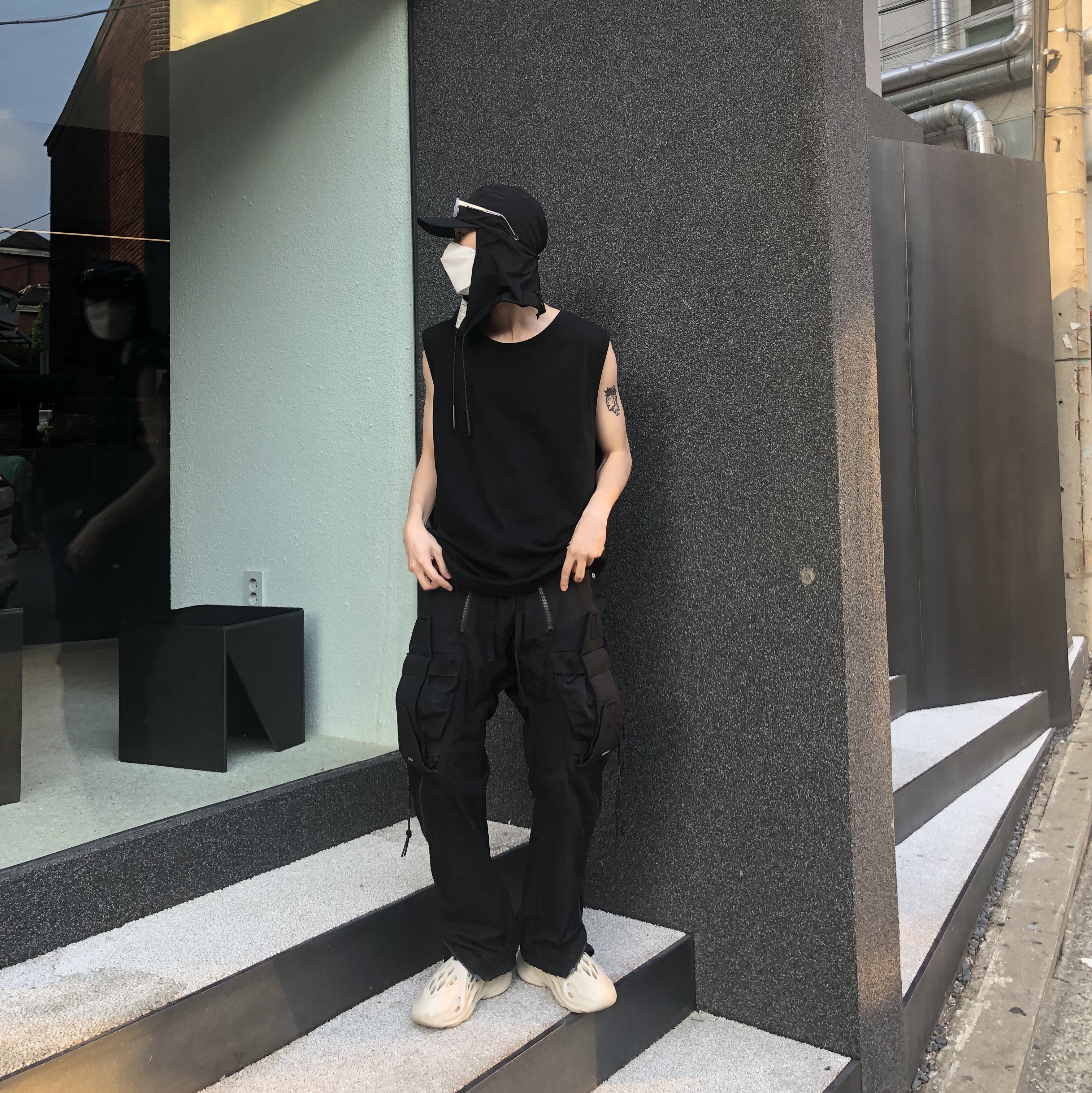 Adidas Yeezy Foam RNNR Sand 착용 스타일