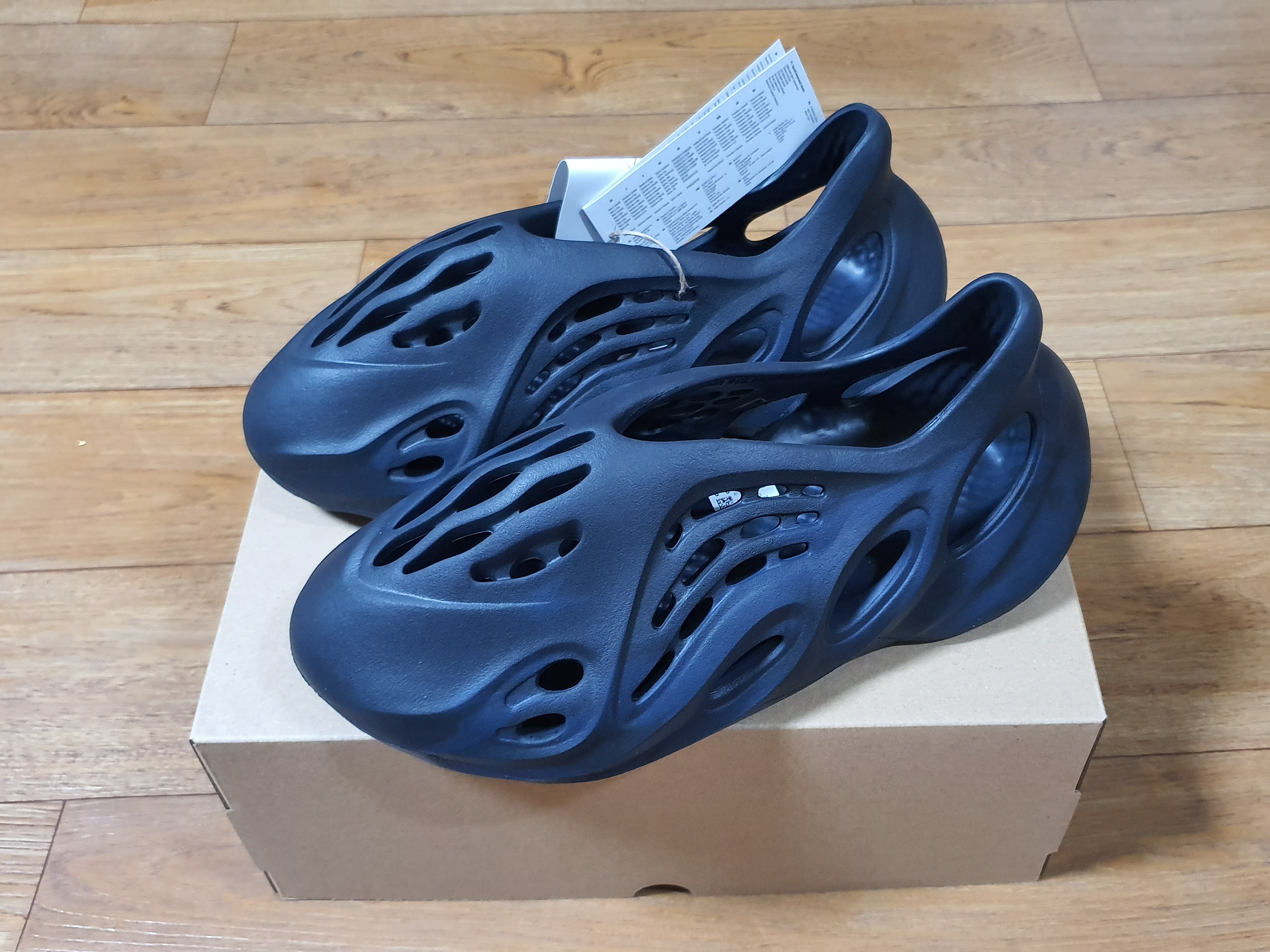 Adidas Yeezy Foam RNNR Mineral Blue 착용 스타일
