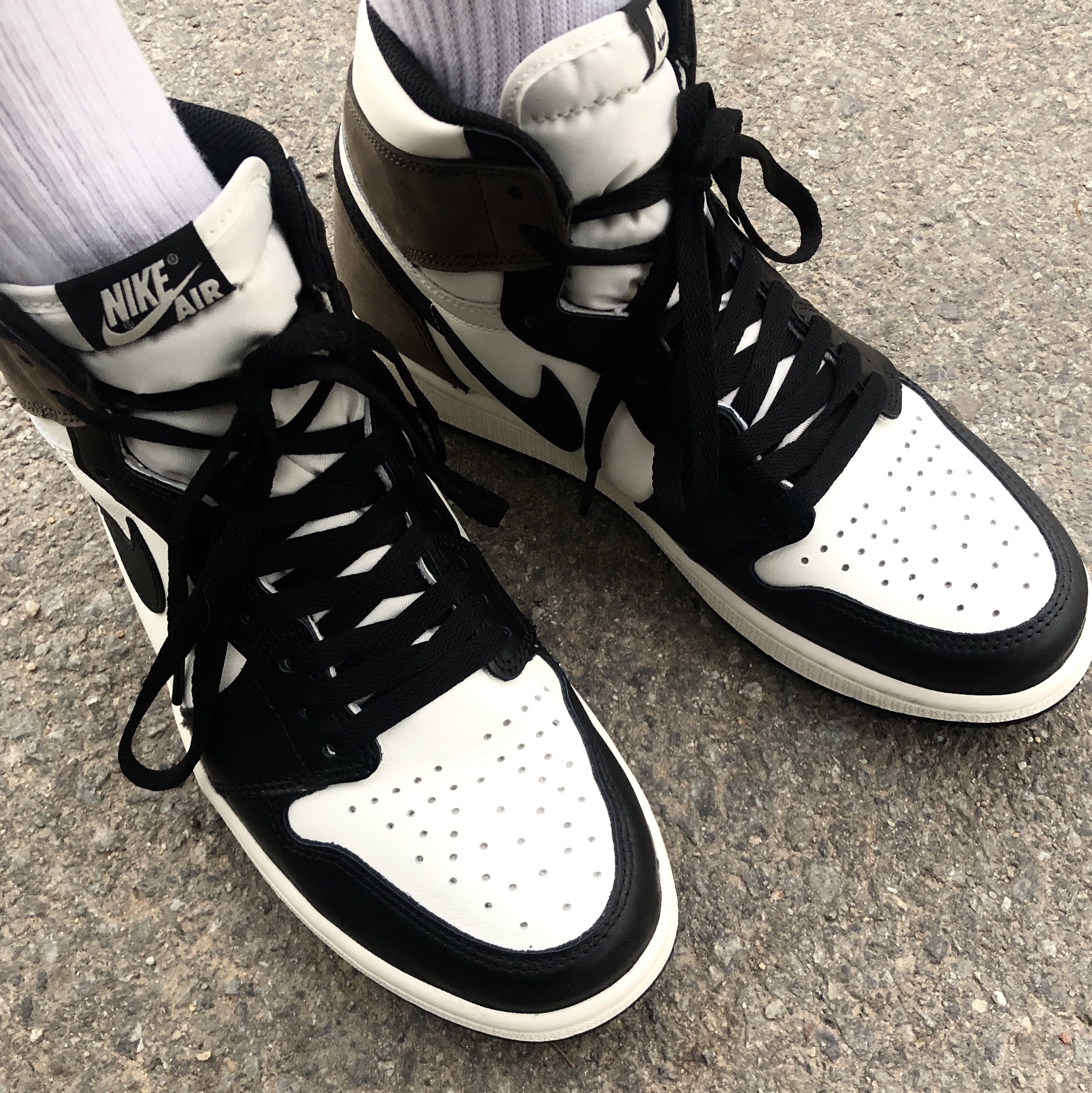 Jordan 1 Retro High OG Black Mocha 착용 스타일 - 3