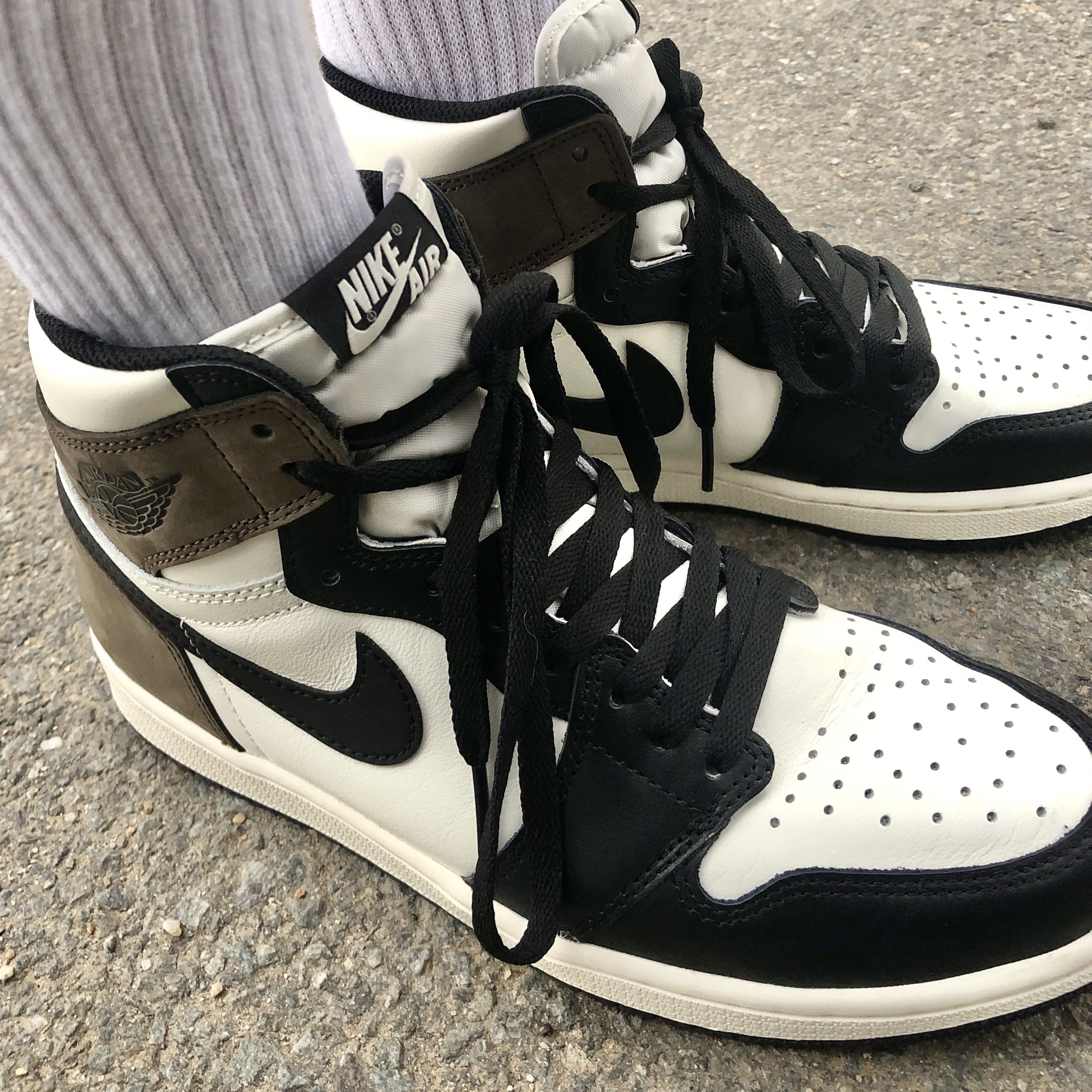 Jordan 1 Retro High OG Black Mocha 착용 스타일 - 1