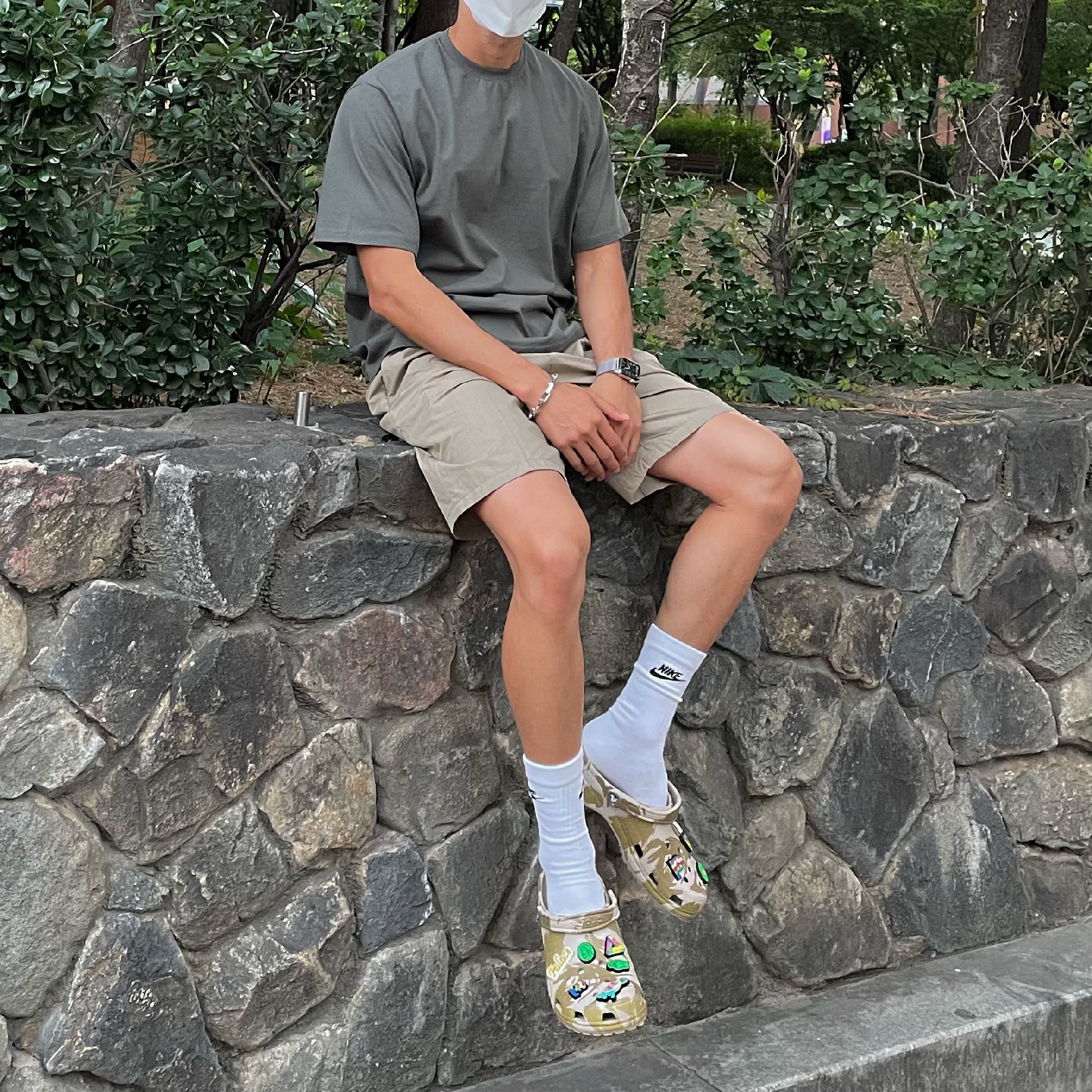 Crocs x Palace Clog Camo 착용 스타일 - 1