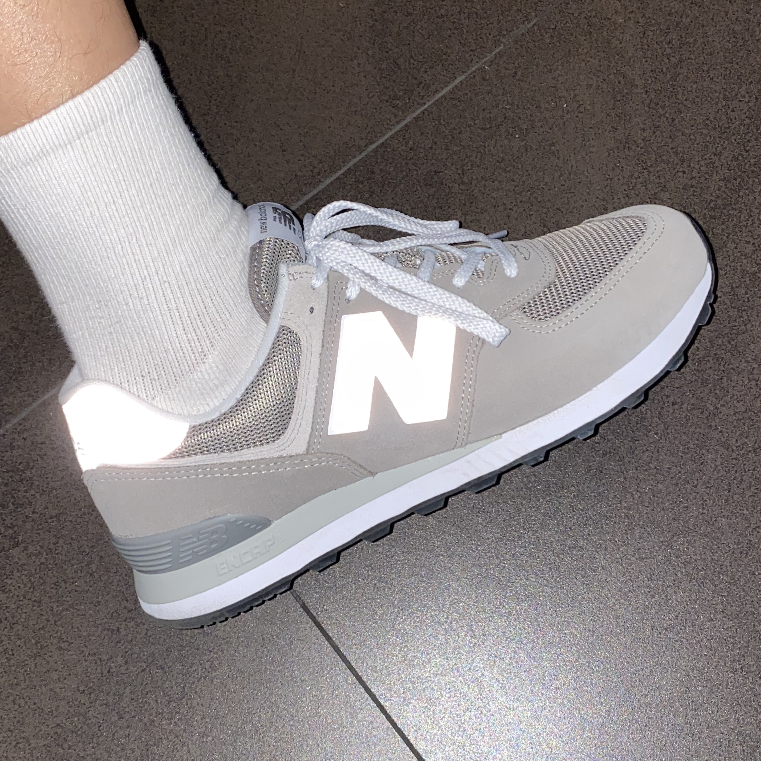 New Balance 574 Grey - D Standard 착용 스타일 - 2