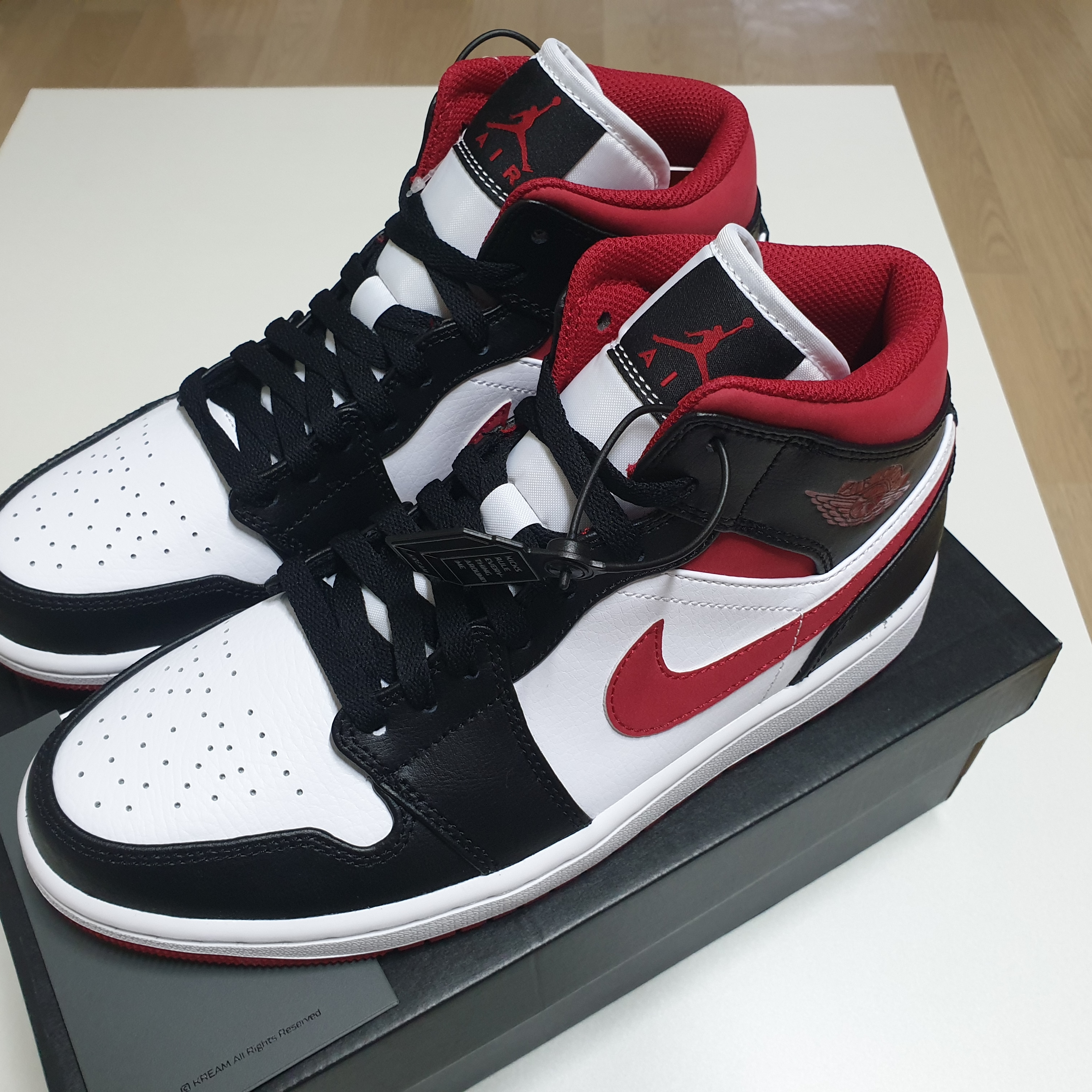 Jordan 1 Mid Gym Red Black White 착용 스타일