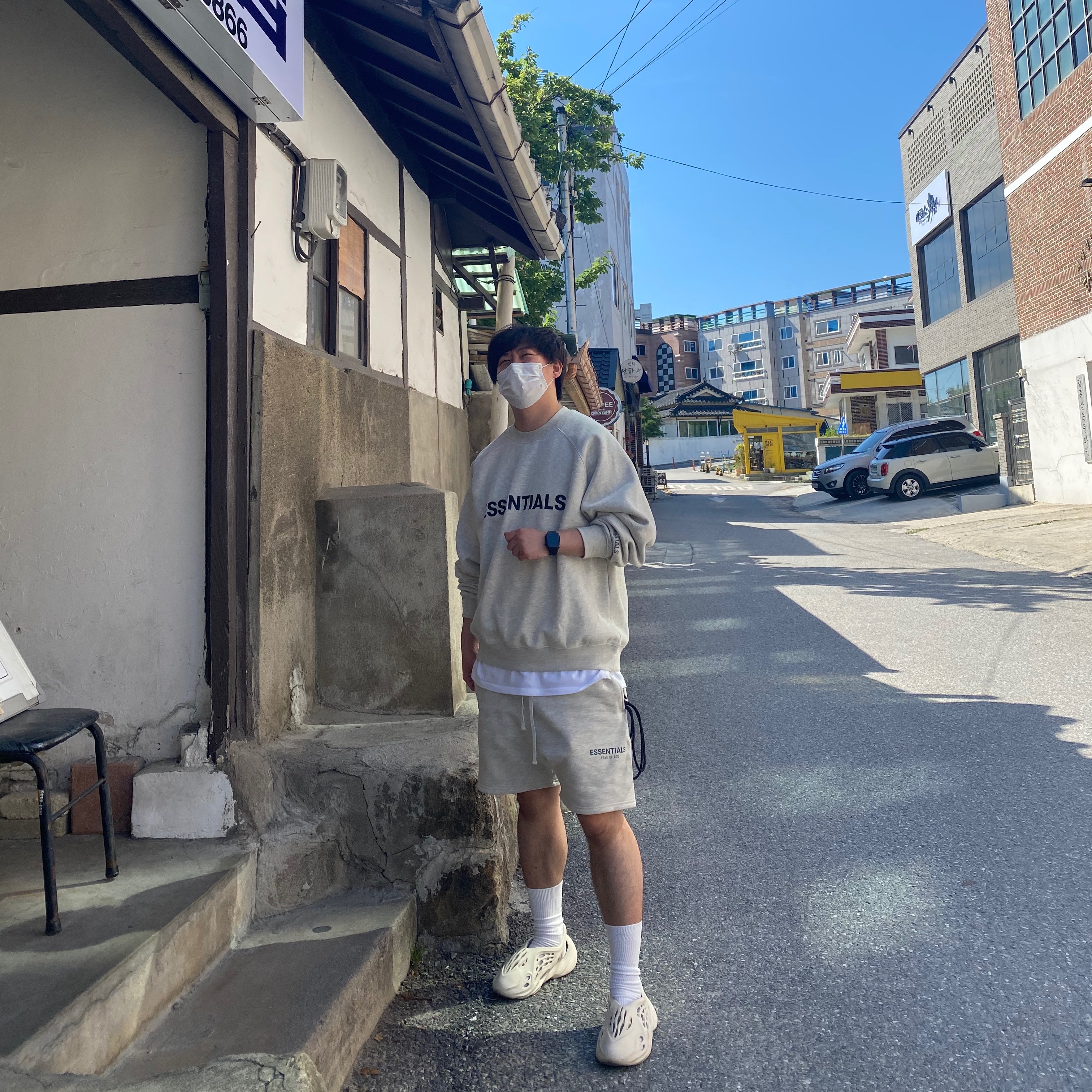 Essentials 3D Silicon Applique Crewneck Oatmeal/Oatmeal Heather/Light Heather Oatmeal 2020, Essentials Fleece Shorts Heather Oatmeal - 20FW 착용 스타일 - 1