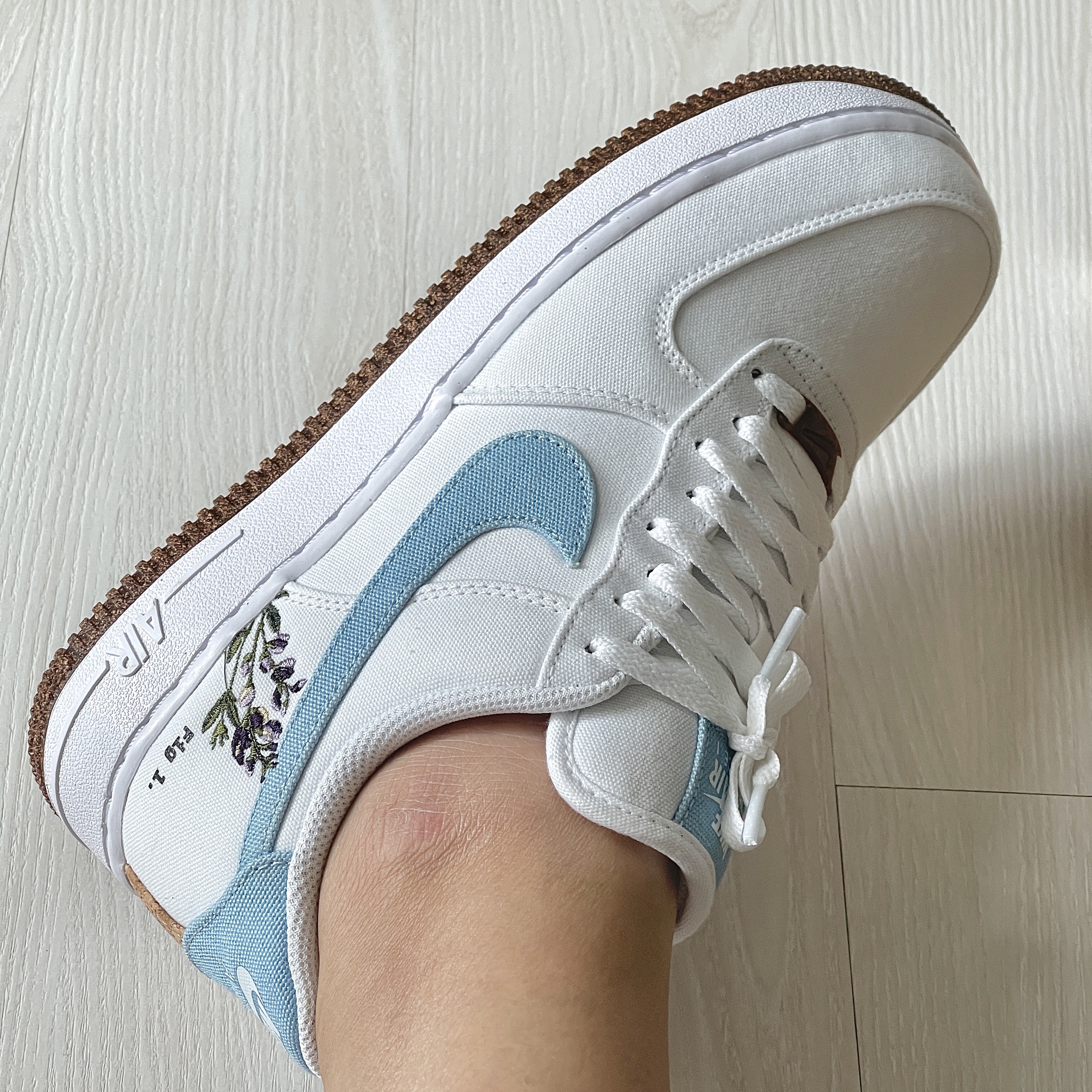 (W) Nike Air Force 1 '07 LV8 Indigo 착용 스타일 - 3