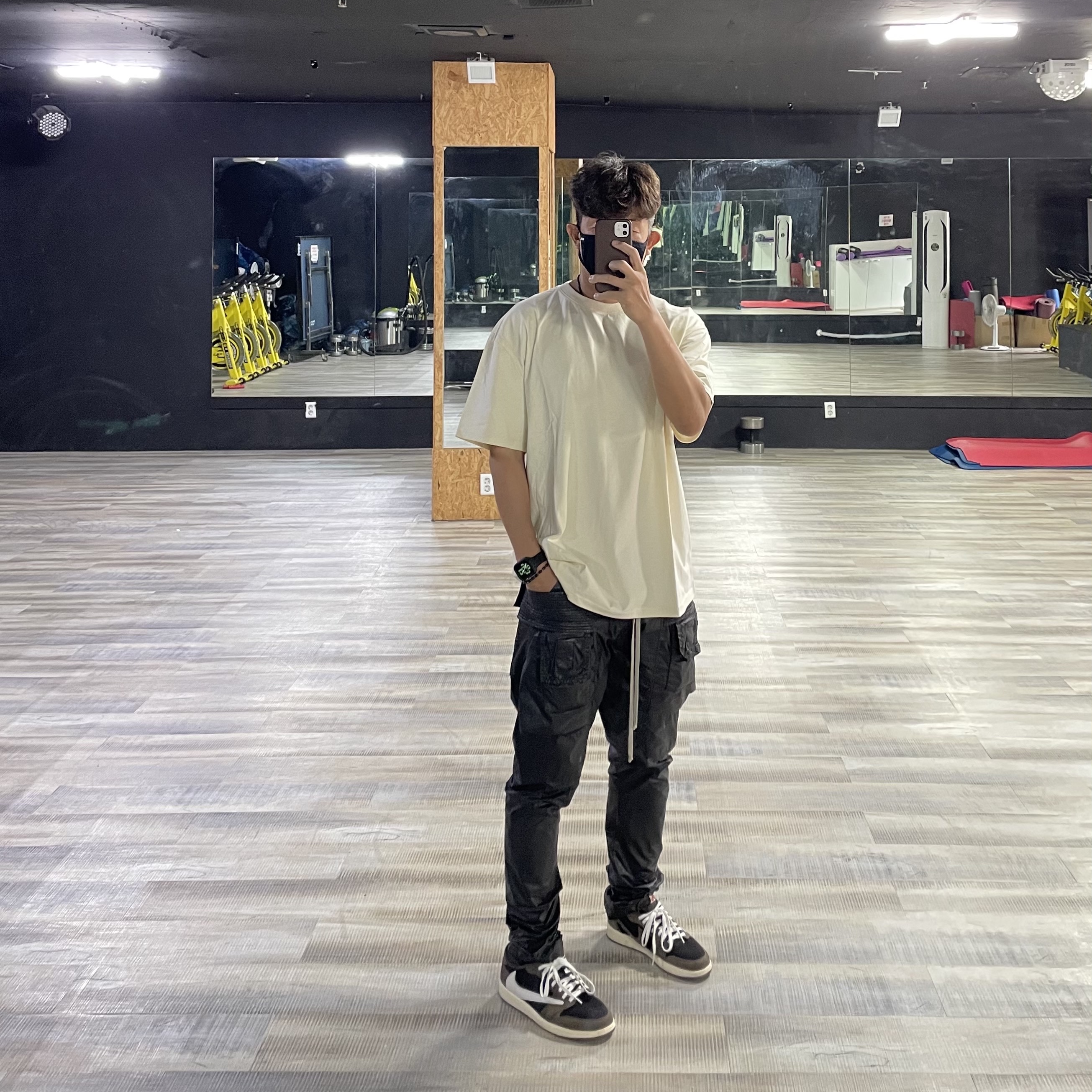 Essentials T-Shirt Cream - 21SS, Jordan 1 x Travis Scott Retro Low OG SP Mocha 착용 스타일 - 1
