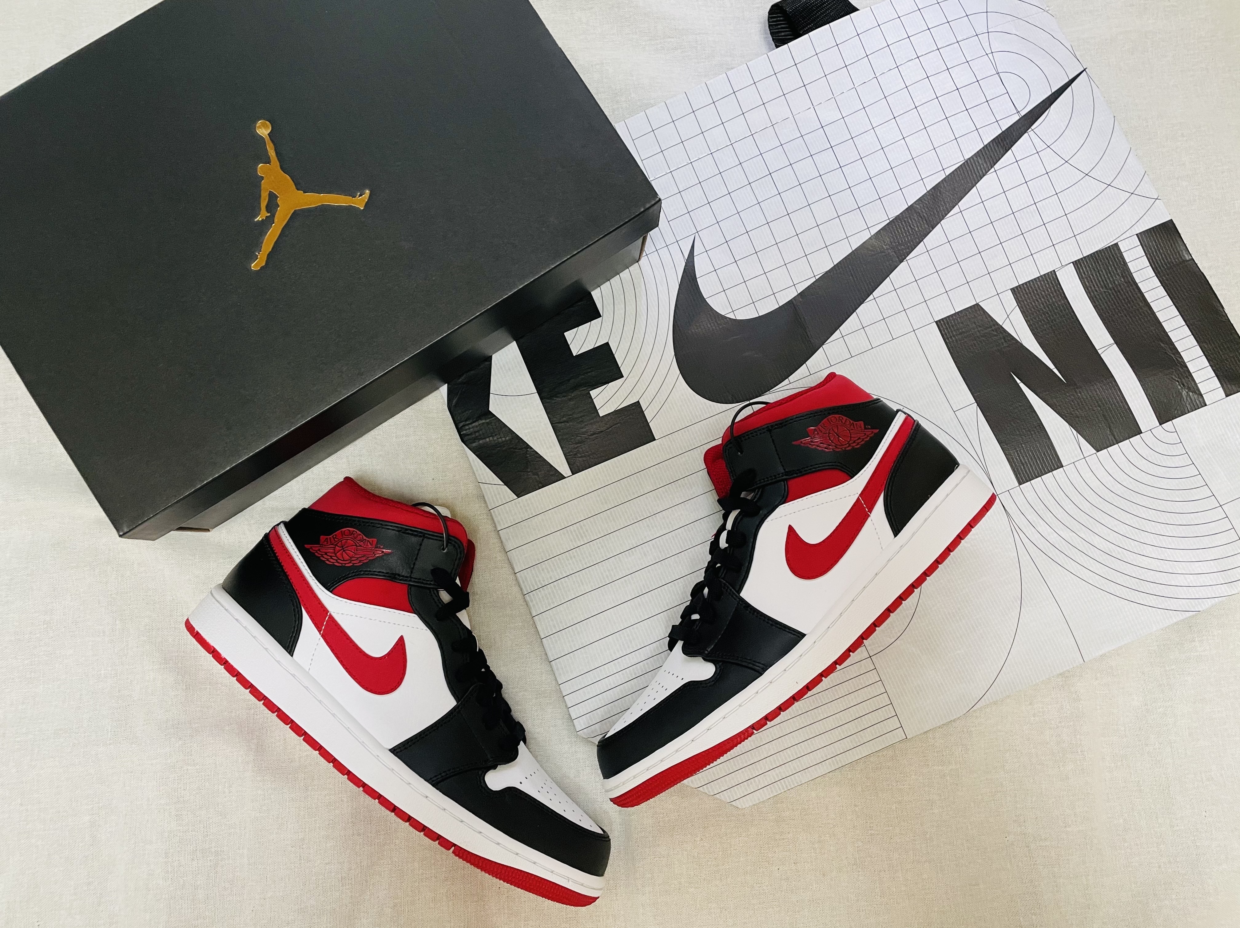 Jordan 1 Mid Gym Red Black White 착용 스타일 - 1