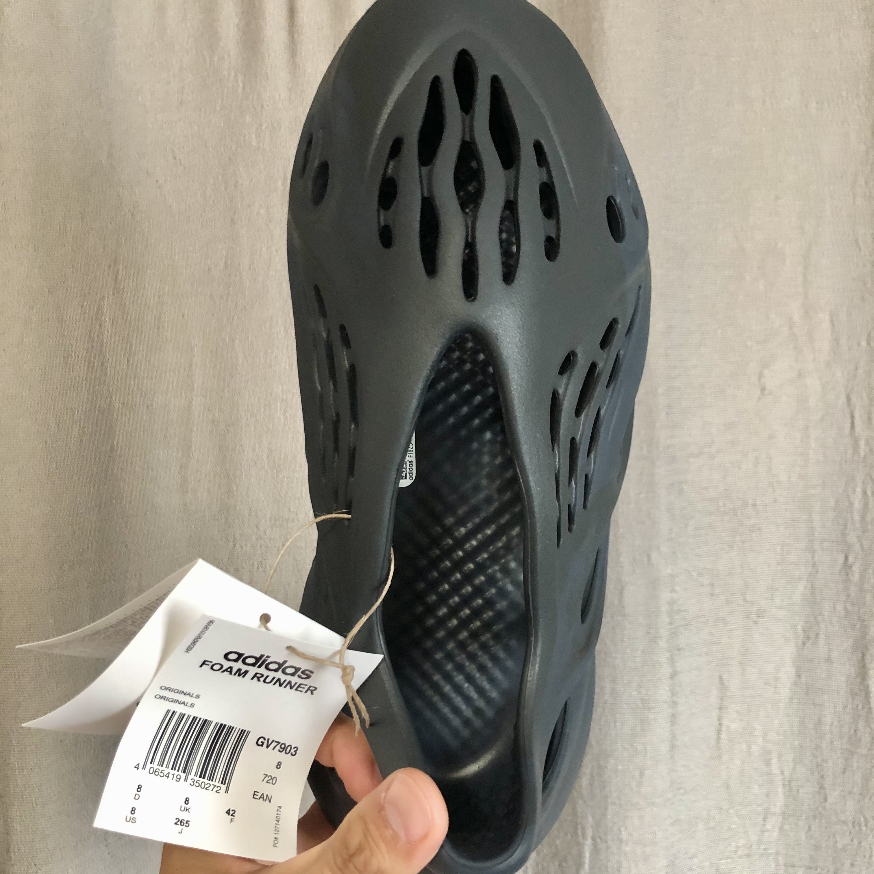 Adidas Yeezy Foam RNNR Mineral Blue 착용 스타일 - 3