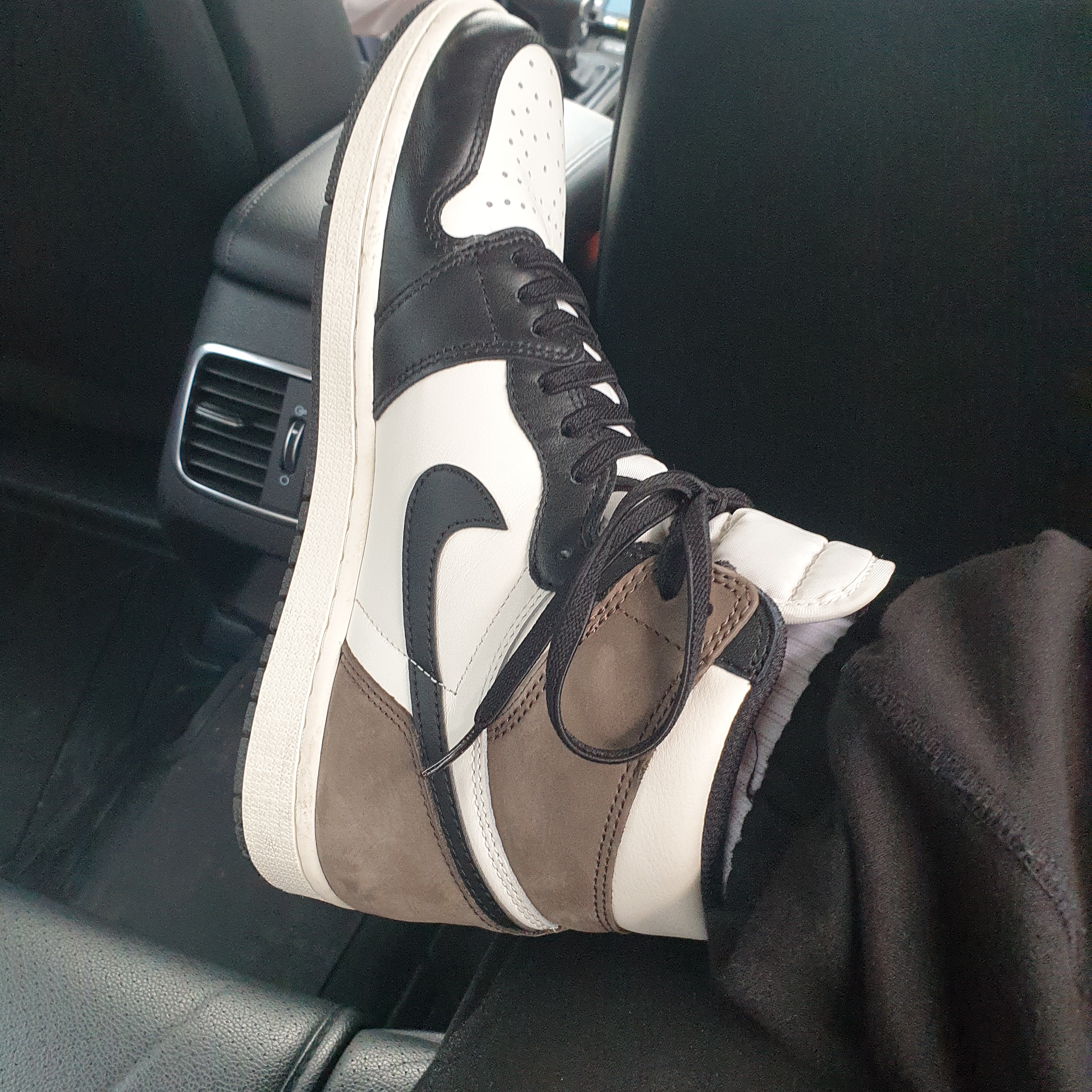 Jordan 1 Retro High OG Black Mocha, Nike x Sacai VaporWaffle Dark Iris 착용 스타일 - 1
