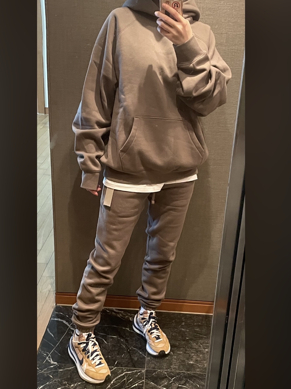 Essentials Pull-Over Hoodie Taupe - 21SS, Essentials Sweatpants Taupe - 21SS 착용 스타일 - 1