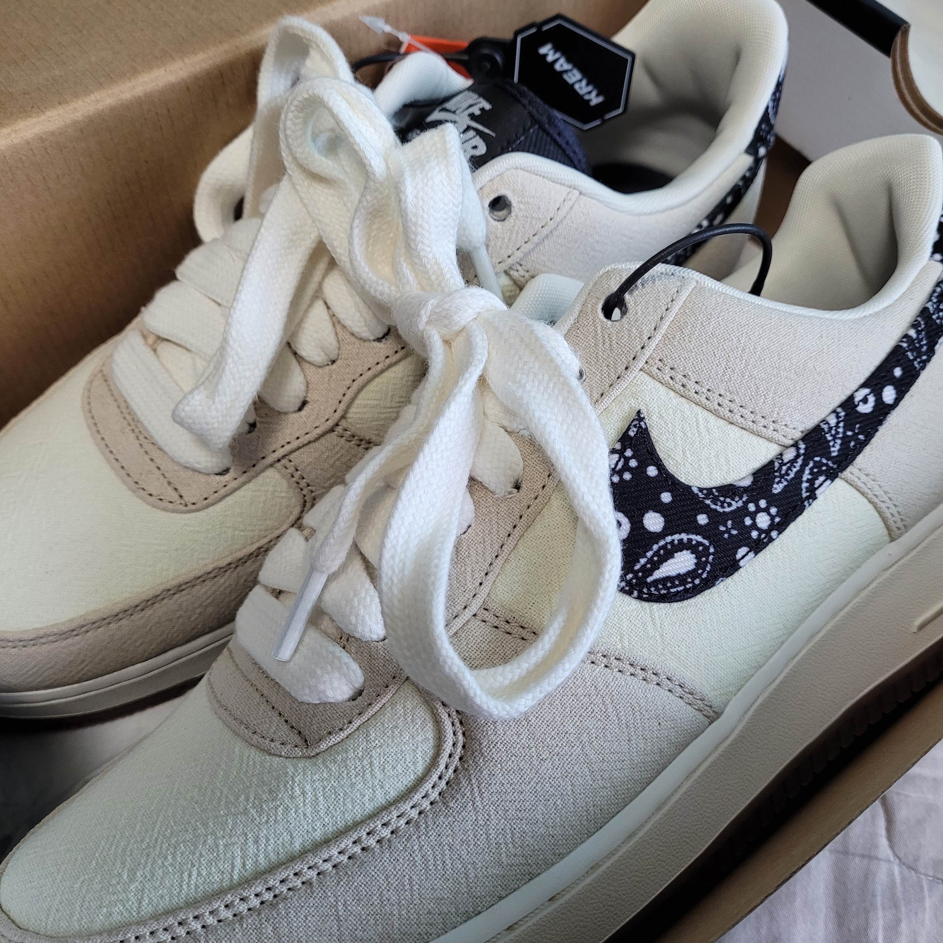 Nike Air Force 1 '07 LV8 Paisley Swoosh 착용 스타일
