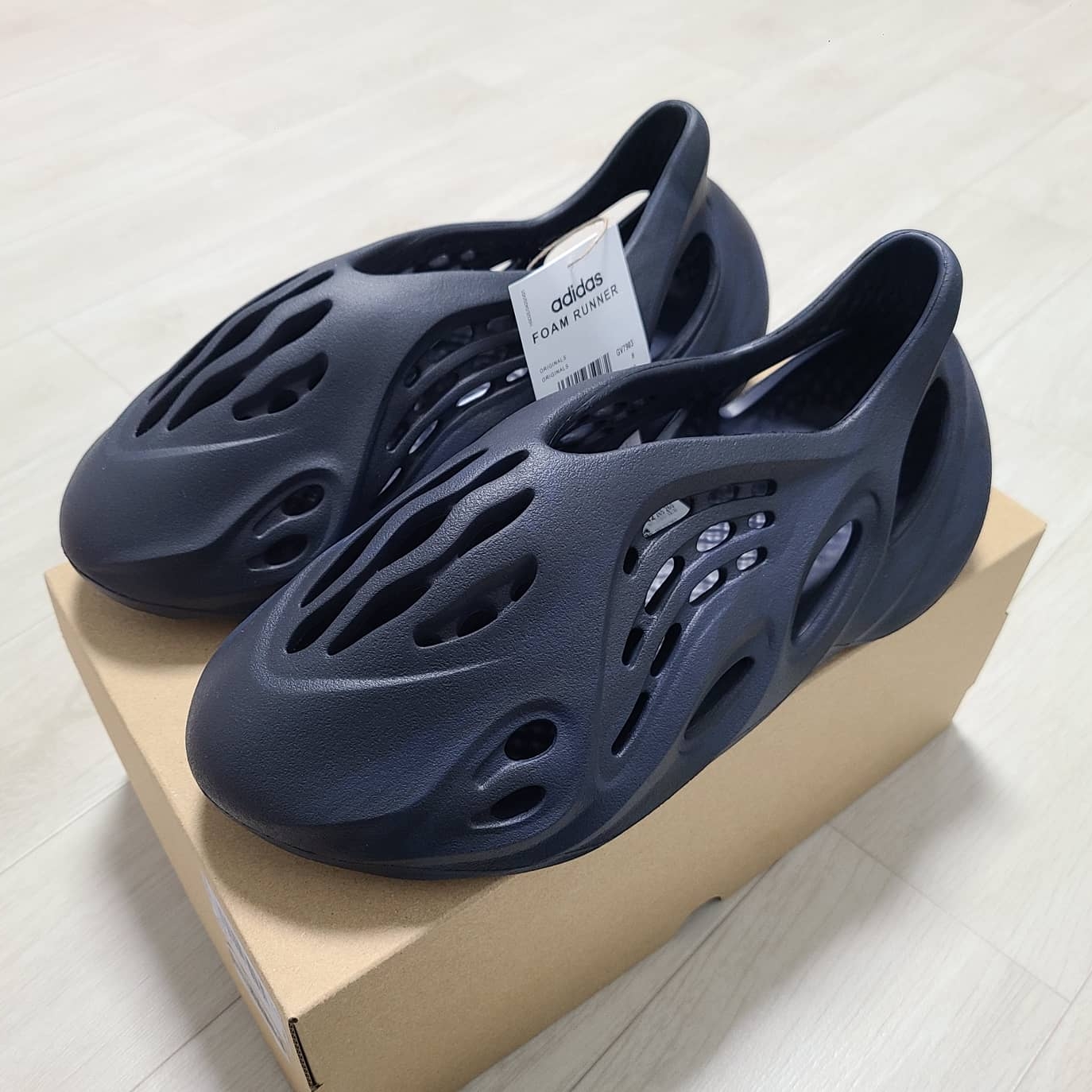 Adidas Yeezy Foam RNNR Mineral Blue 착용 스타일 - 2