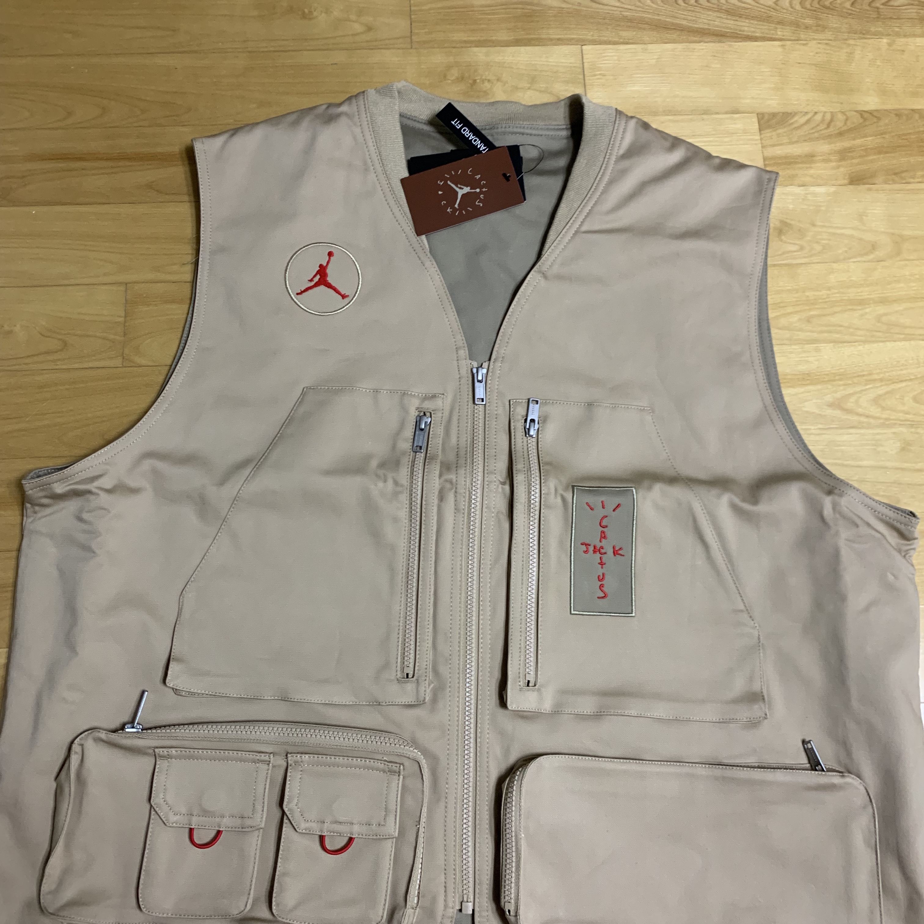 Jordan x Travis Scott Utility Vest - US/EU 착용 스타일 - 1