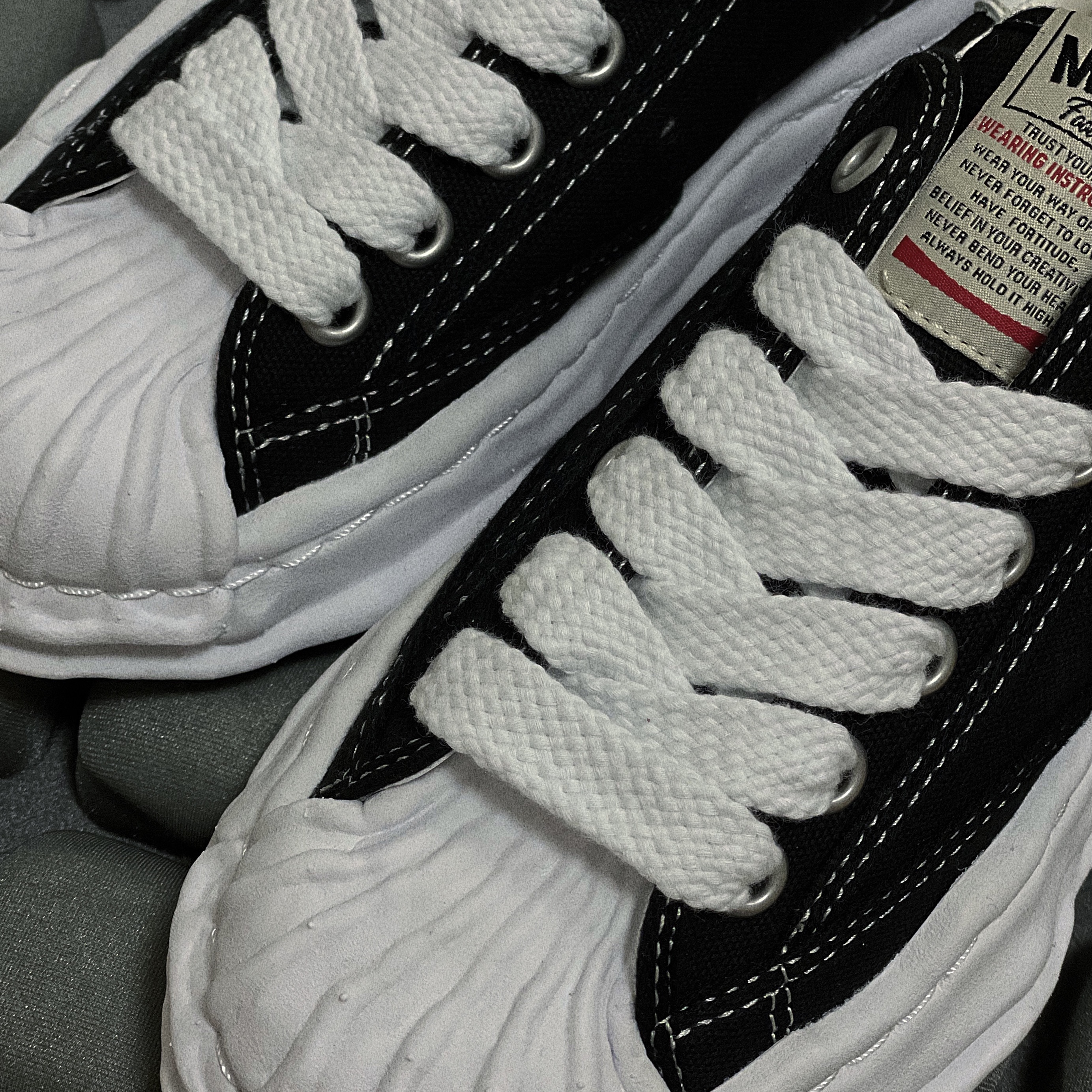 Maison Mihara Yasuhiro Blakey OG Sole Canvas Low-top Sneakers Black 착용 스타일